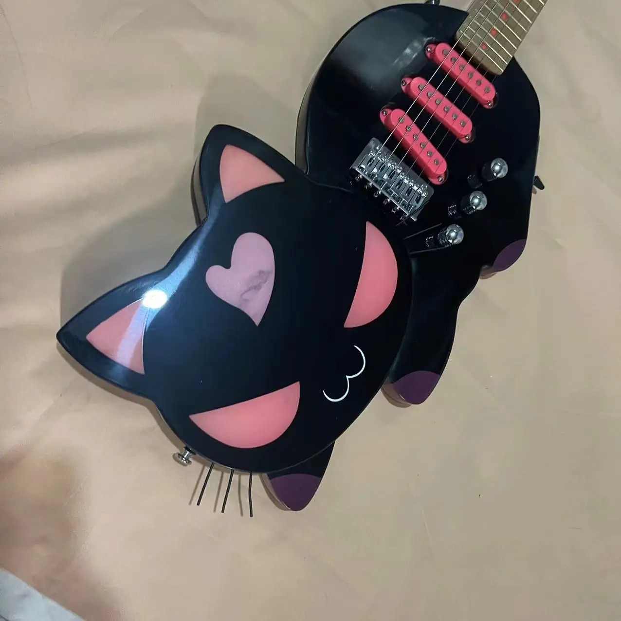 In stock, 6-chord cat shaped electric guitar, black body, luminous inlaid fingerboard, with real shipping pictures, order immedi