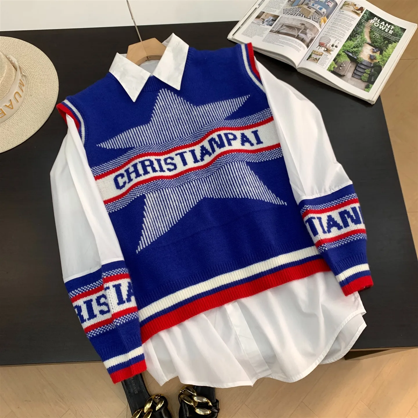 

Женский модный комплект из двух предметов: трикотажная кофта с длинным рукавом прямого кроя и топ с круглым вырезом, универсальный и удобный.