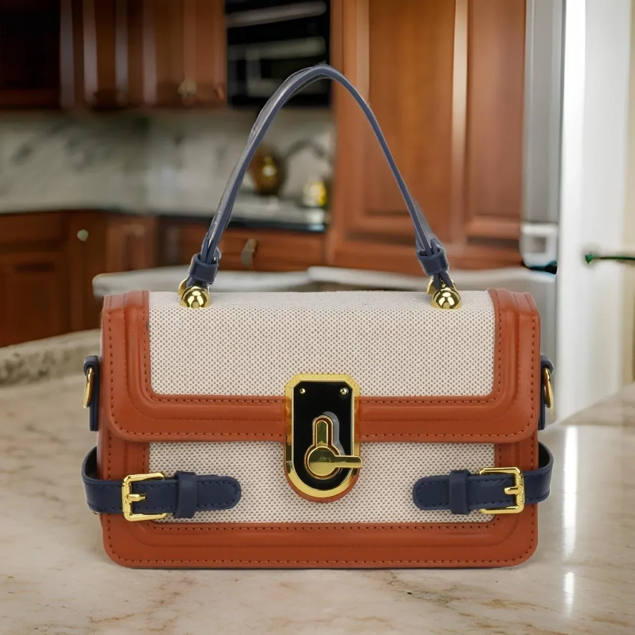 

Classic Vintage Leather Handbag Elegant Crossbody Design Large Capacity Tote For Fashionable Commuter Lifestyle