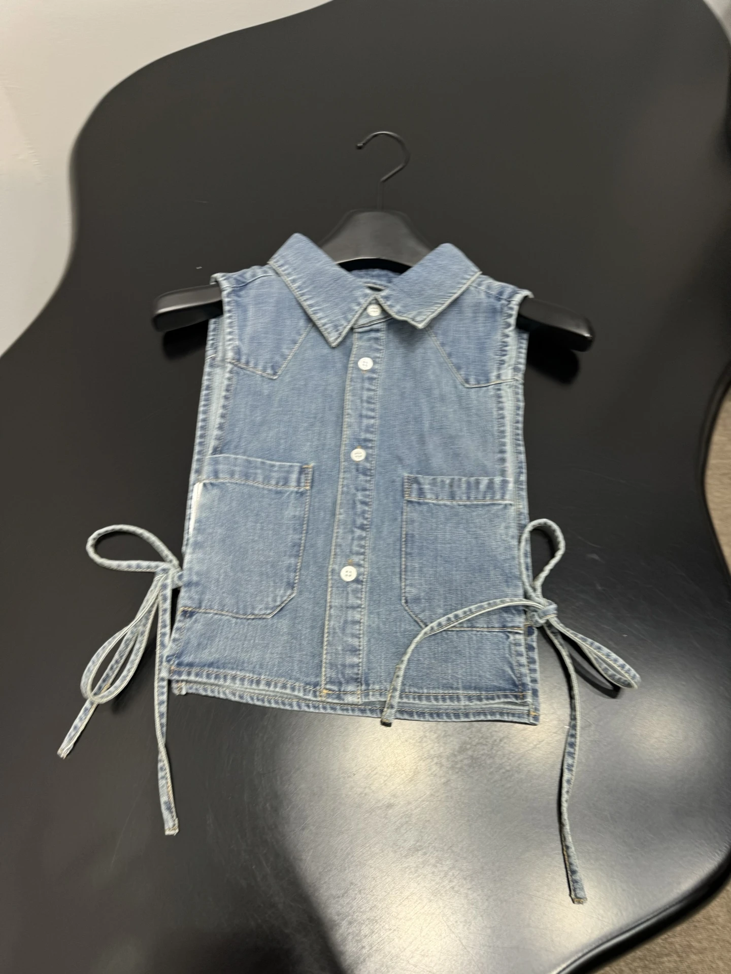 Chaleco Vaquero Retro Elegante con Cuello, Ajuste Holgado Casual, Abertura Lateral, Cinturón, Top Estilizador de Largo Corto con Cierre de un Solo Botón