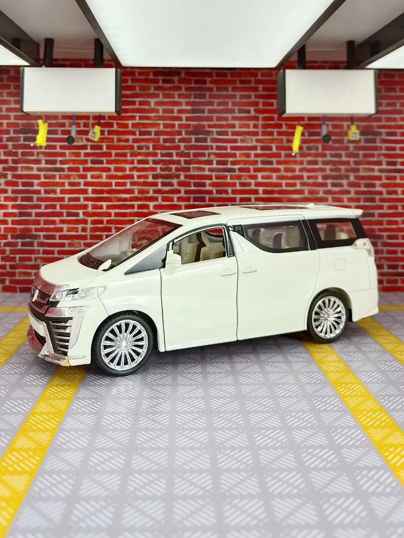 

1:24 Commercial vehicle alloy model ornaments metal van toys simulated sound and lighting functions with rich details