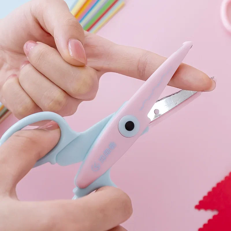 กรรไกรตัดกระดาษขนาดเล็กน่ารัก 1 ชิ้น สำหรับเด็กผู้ชาย เด็กผู้หญิง ลายคลื่น น่ารัก อุปกรณ์เครื่องเขียนสำหรับนักเรียน คุณภาพดี