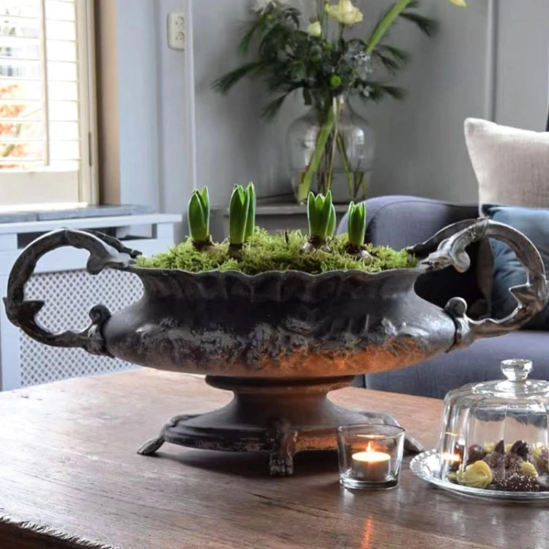 Cast iron pots are old three-dimensional relief flower pots, grass flower sets, binaural grape four-legged tripods.