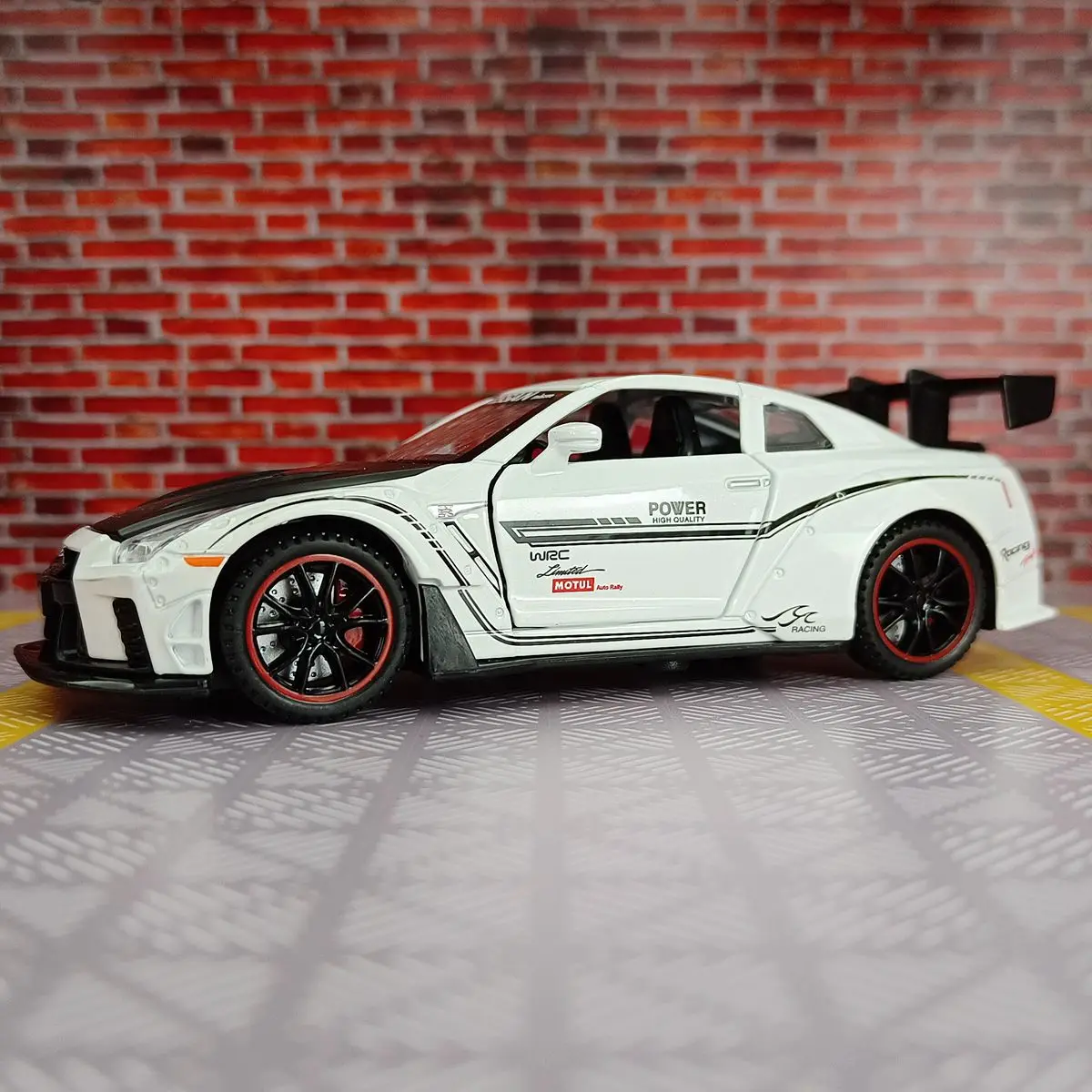 1:32 simulation Nissan GTR R35 alloy car model, doors and engine hood, trunk can be opened with sound and light gifts