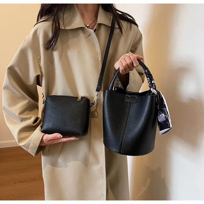 Heiß begehrte schlichte, hochwertige Damen-Umhängetasche aus PU-Material, vielseitige Bucket-Bag, modische Handtasche, Pendeltasche für Frauen – Detail 8