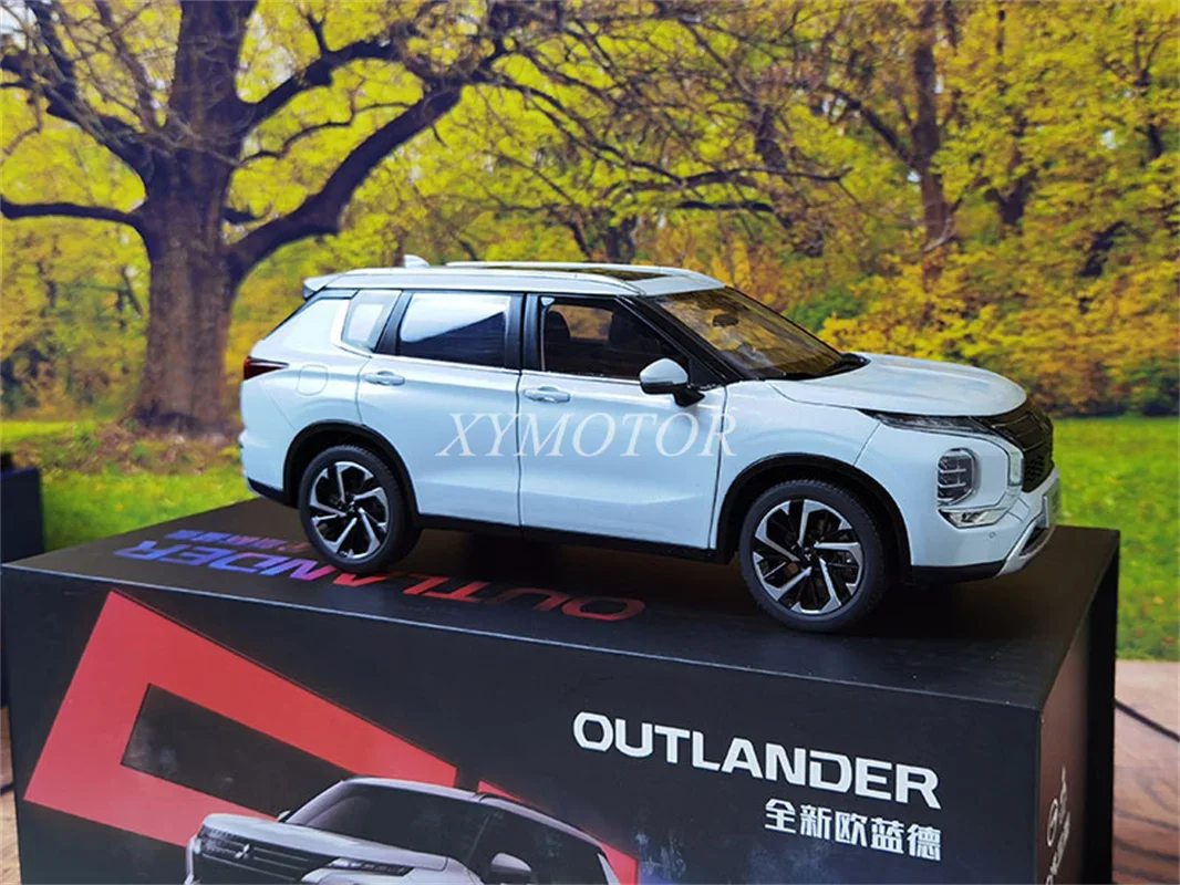 Modèle de voiture en métal moulé sous pression pour Mitsubishi Outlander SUV 1/18, cadeaux de jouets, affichage de passe-temps, ornements de collection blancs et noirs, nouveau, 2023