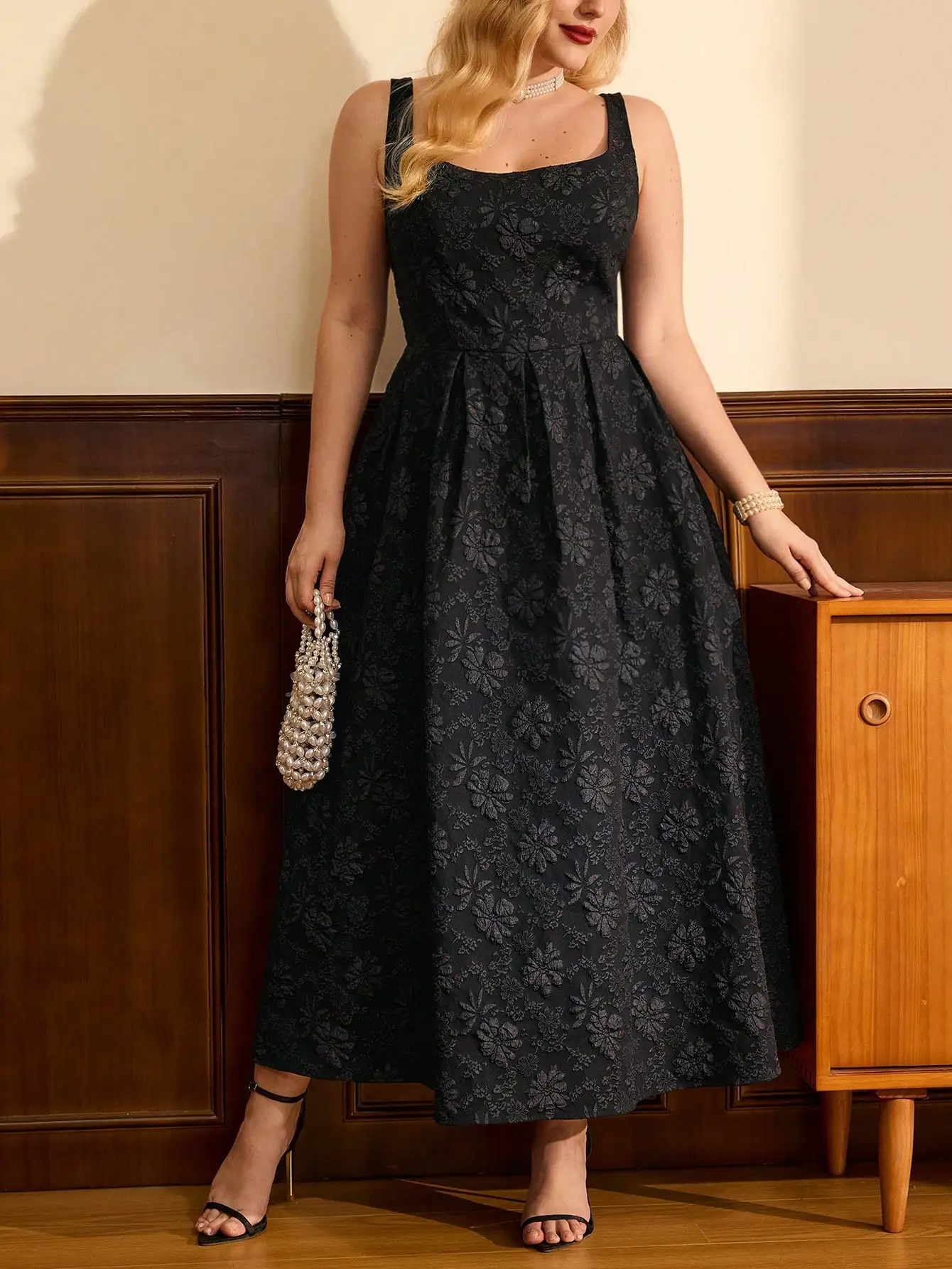 

Черное женское платье миди А-силуэта без рукавов с цветочным тиснением