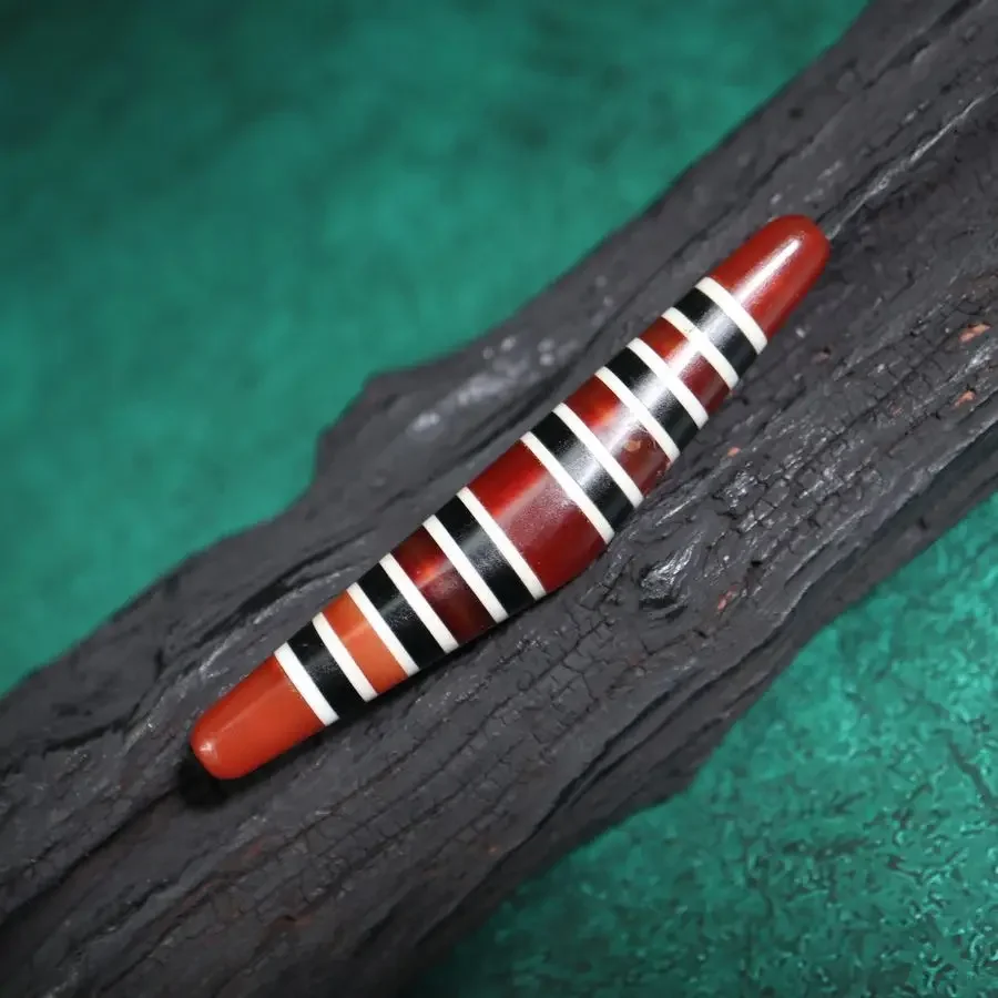 Craft croissant beads eleven line dzi beads pendant old Xizang return agate chalcedony clavicle  old line beads