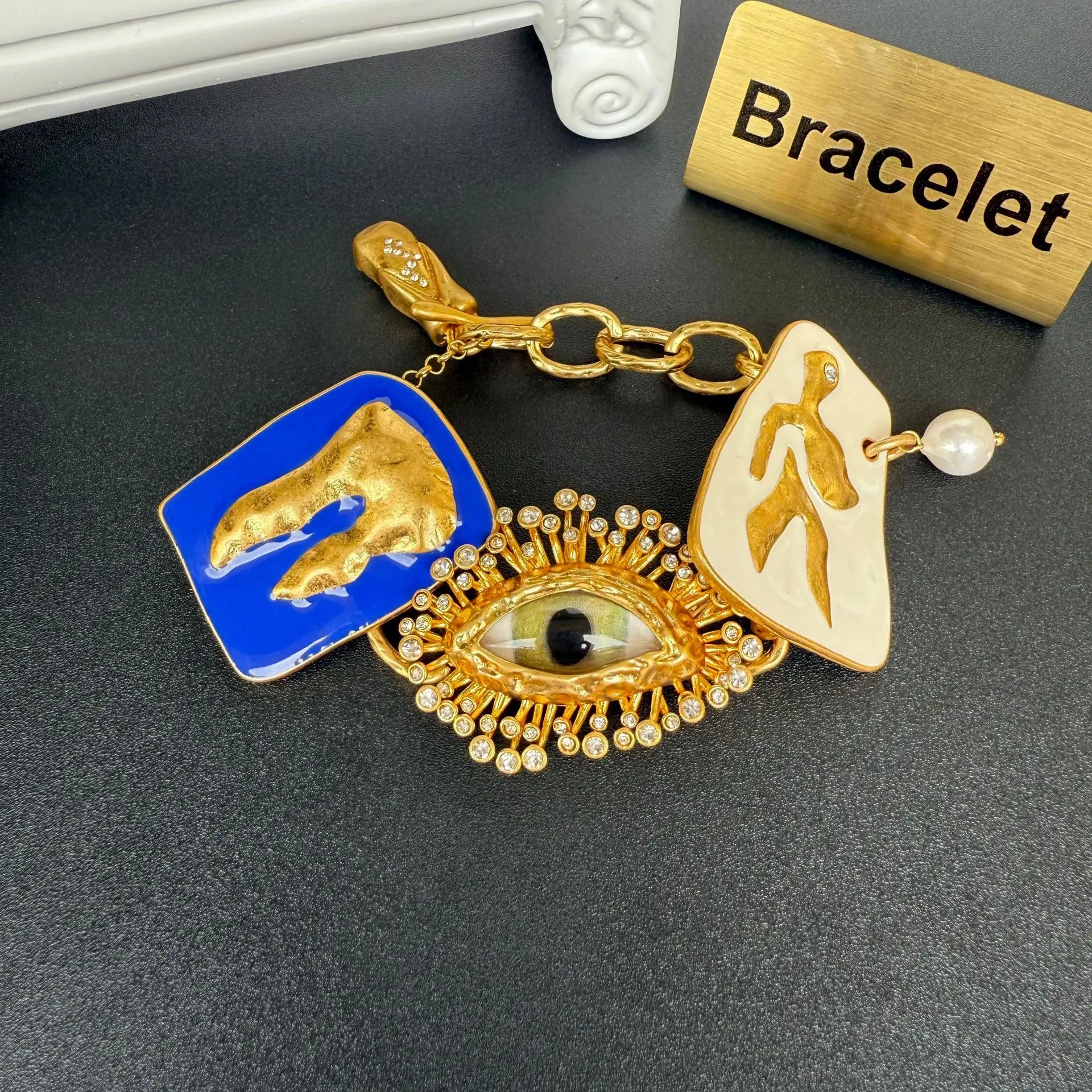 New European and American Fashion Retro Bracelets and Necklaces, vintage Collarbone Chains, and Light Luxury Jewelry for Women