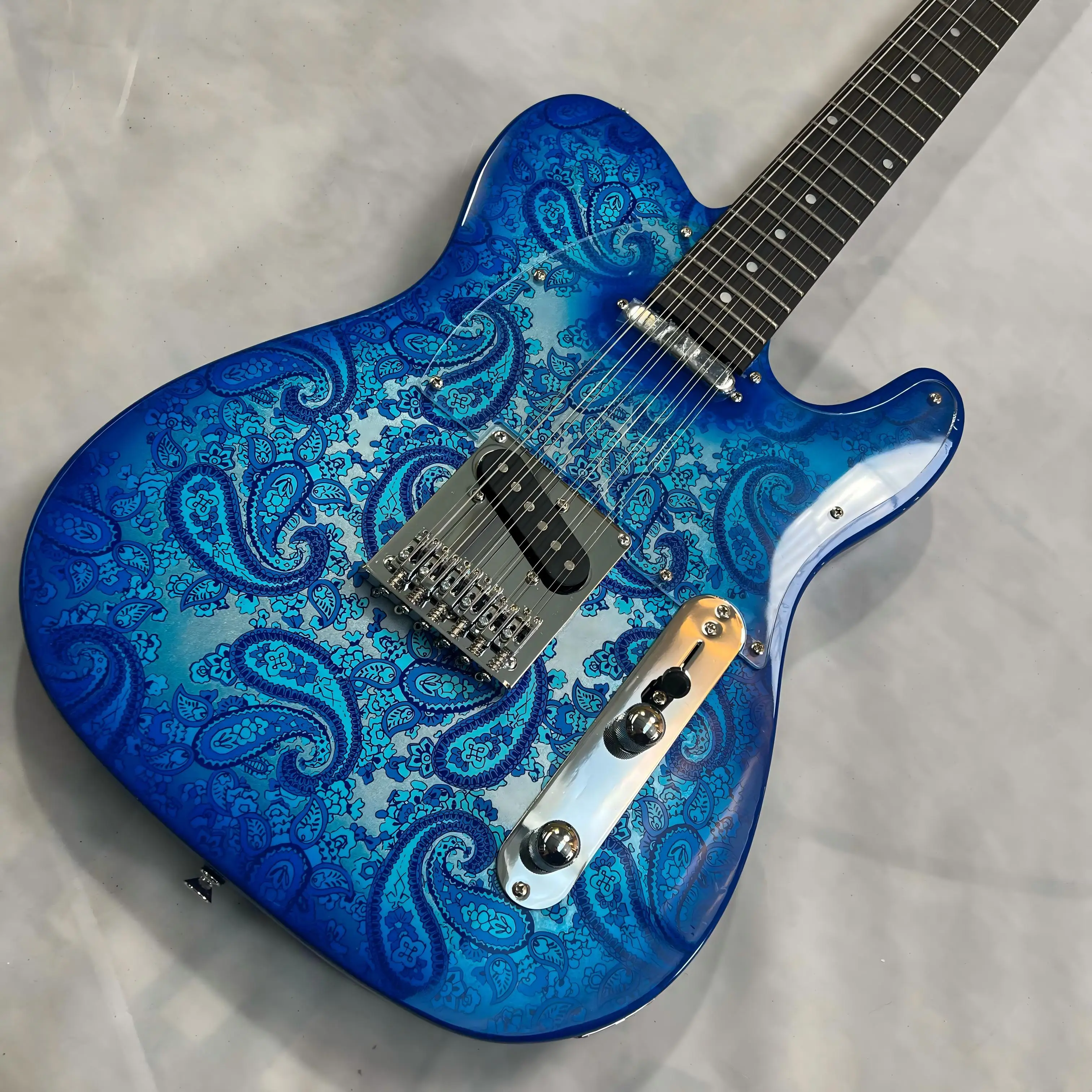 

12-струнная электрогитара с синим узором, премиальное качество звука, система вибрато, кленовый гриф для музыкантов