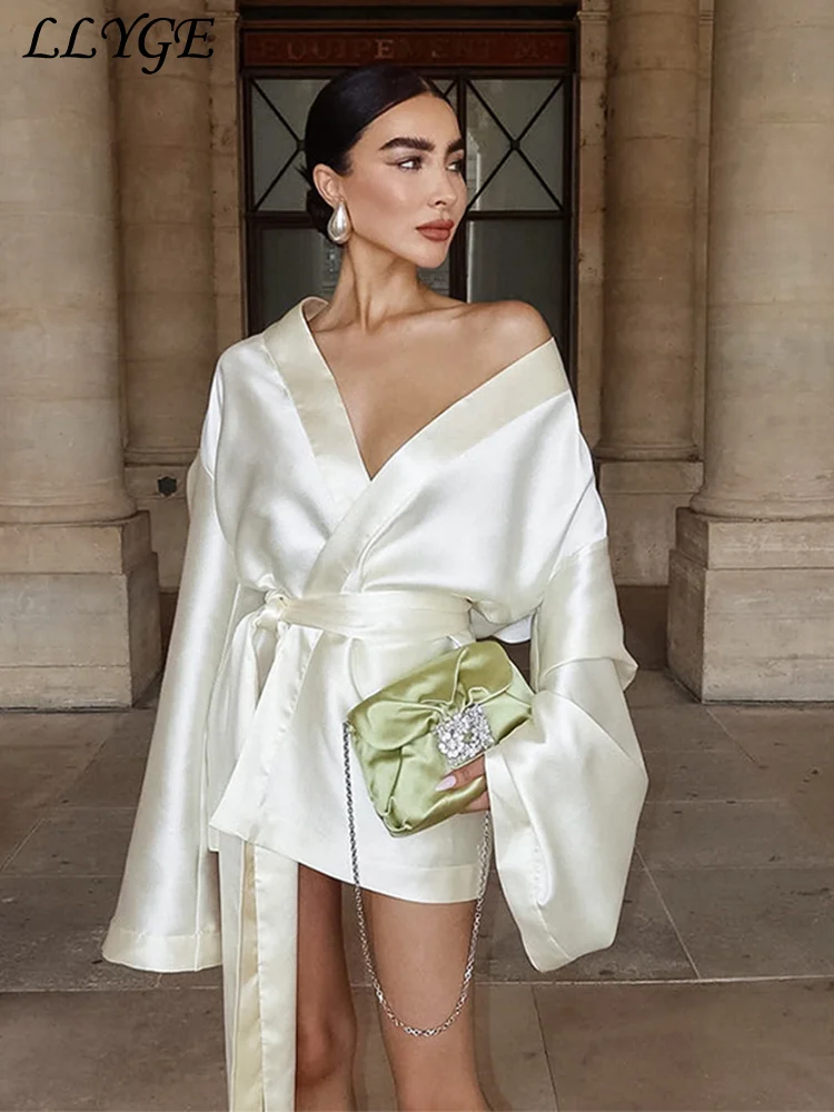 

Женское атласное мини-платье с поясом, элегантное однотонное платье на шнуровке с V-образным вырезом и длинными расклешенными рукавами, осень 2024