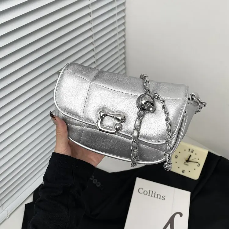 

Новая нишевая высококачественная сумка-мессенджер 2026 года: модная городская маленькая квадратная сумка на цепочке через плечо для женщин