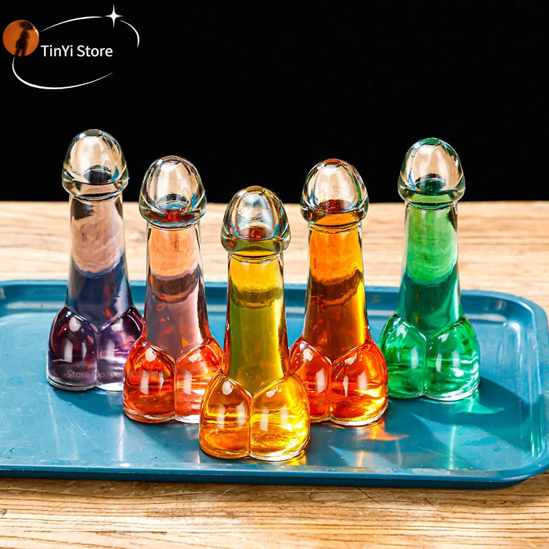 Fallo di gomma: Cos’è veramente e perché questo bicchiere in plastica con forma peniana sta diventando un oggetto di culto alle feste?