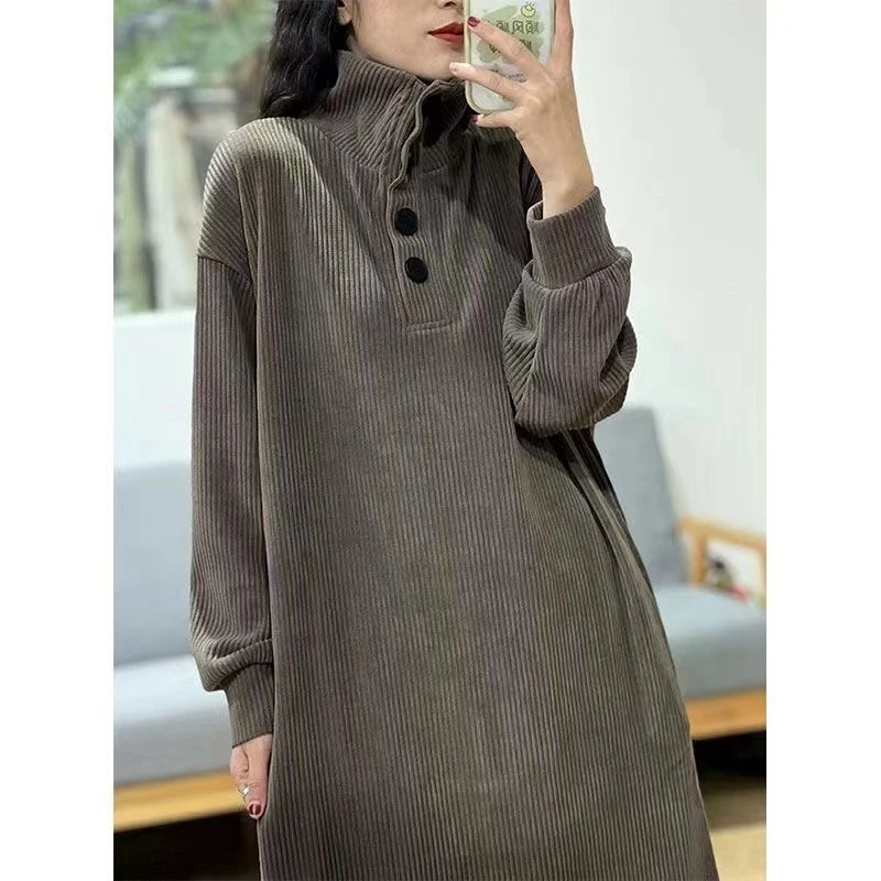 

Женское драпированное платье средней длины выше колена, новая осенняя модель, стройнящее и омолаживающее, с высоким воротником, свободного кроя.