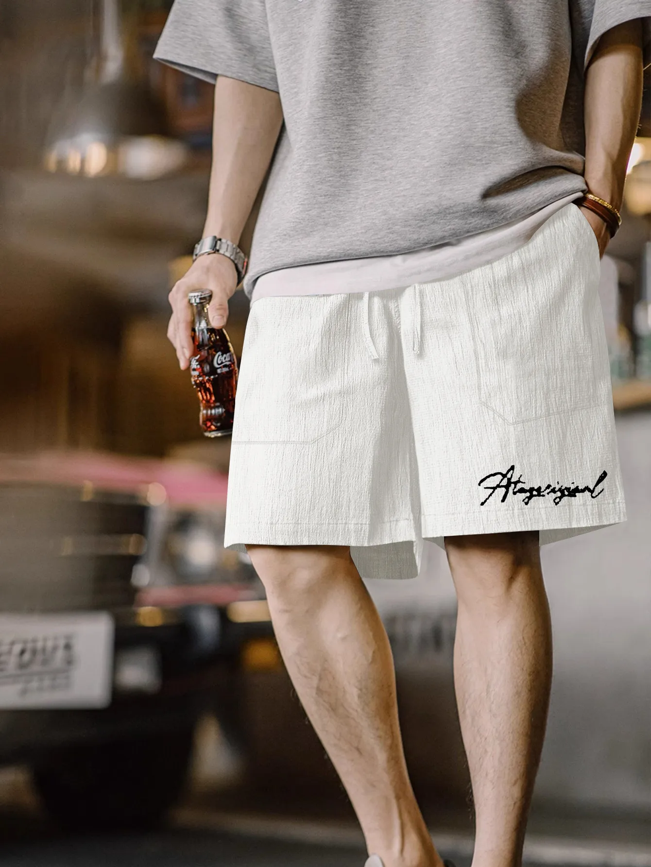 

2025: мужские повседневные шорты в полоску с модным принтом и буквенным принтом, двойными карманами и свободными манжетами на шнурке