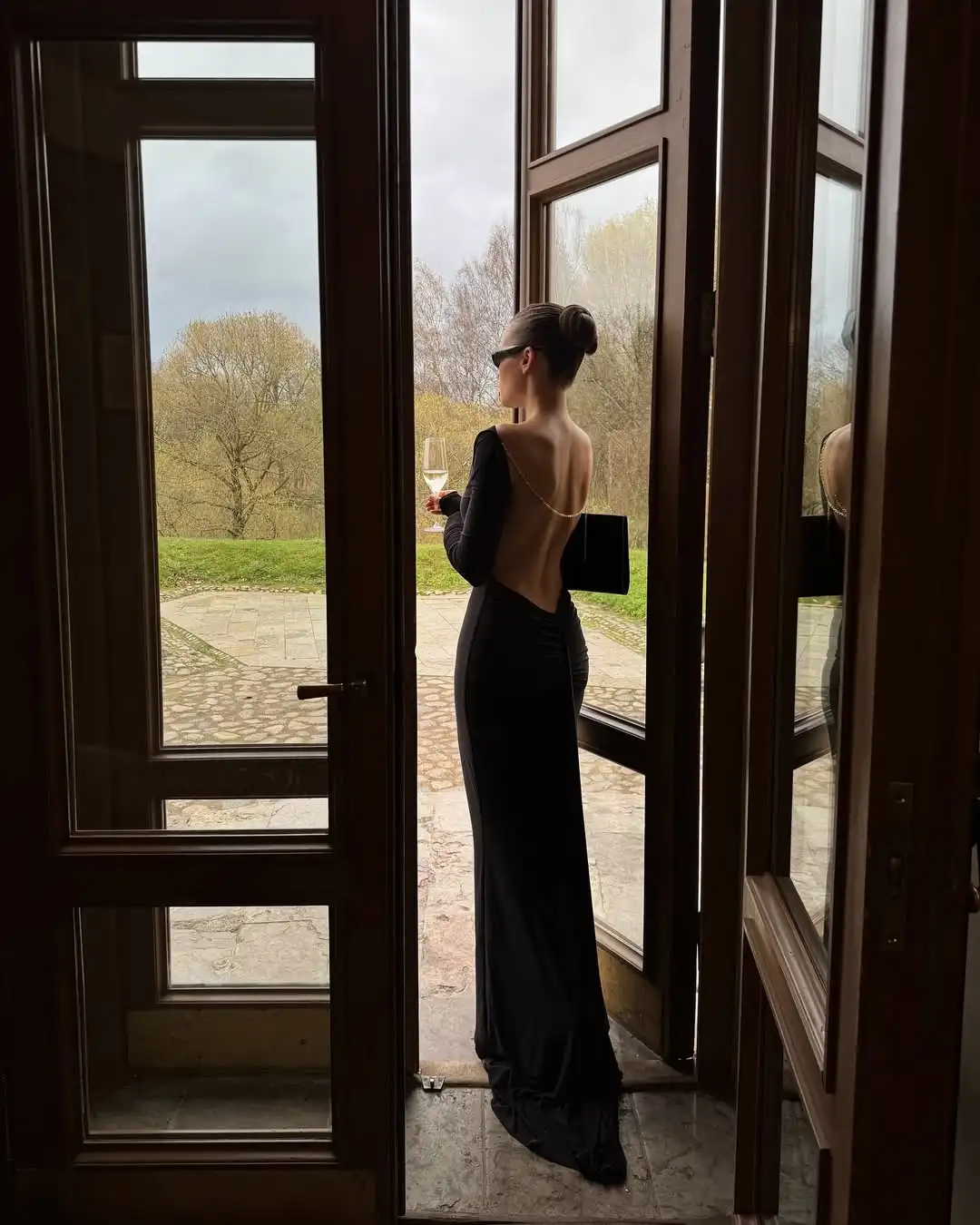 Abito lungo sexy senza schienale nero da donna elegante solido manica lunga abiti lunghi slim pieghettati vuoti 2025 abiti da sera da donna