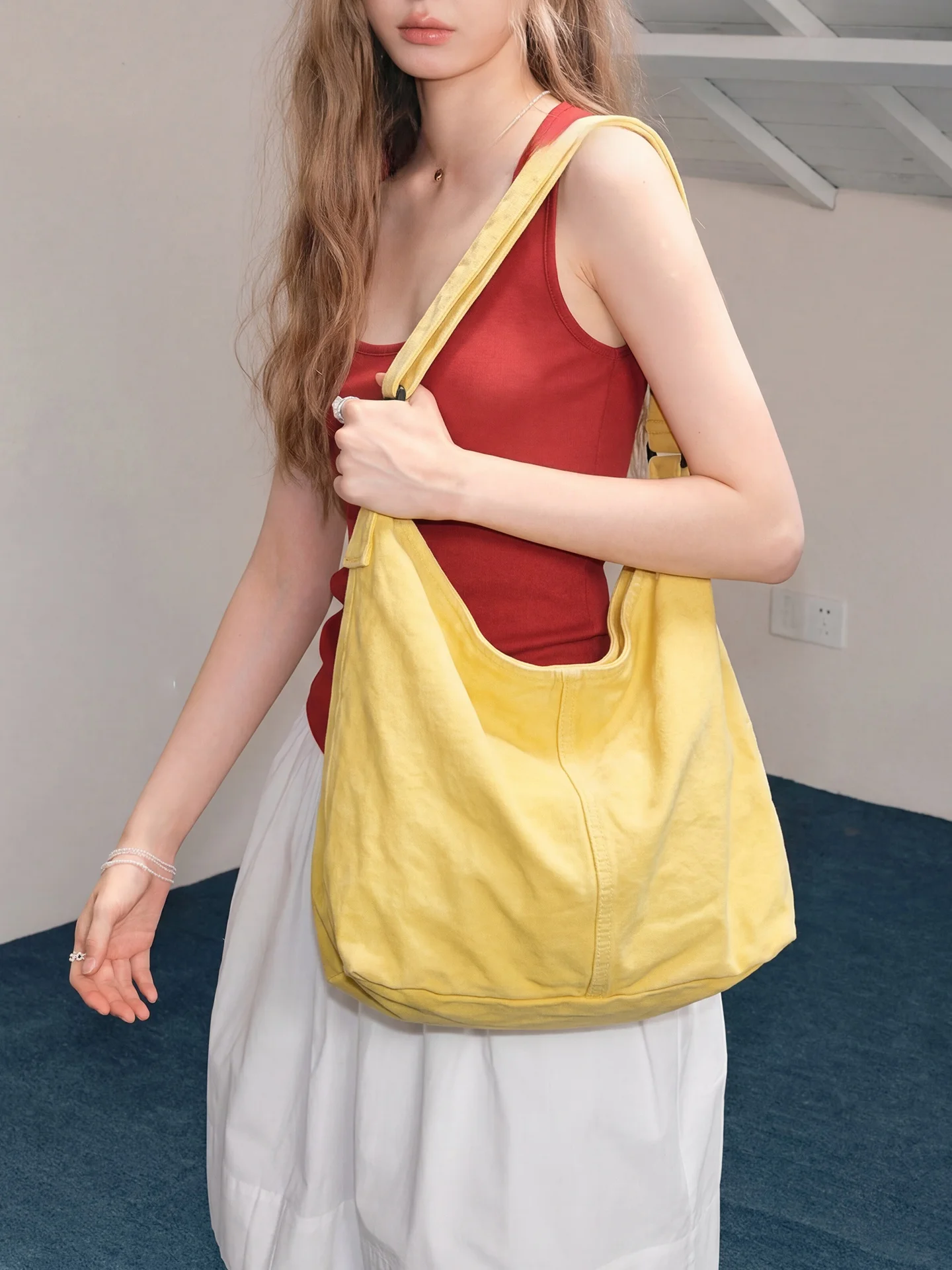 

Washed Denim Single Shoulder Bag for Female College Students Leisure Style Canvas Tote Bag with Magnetic Closure Soft Fabric