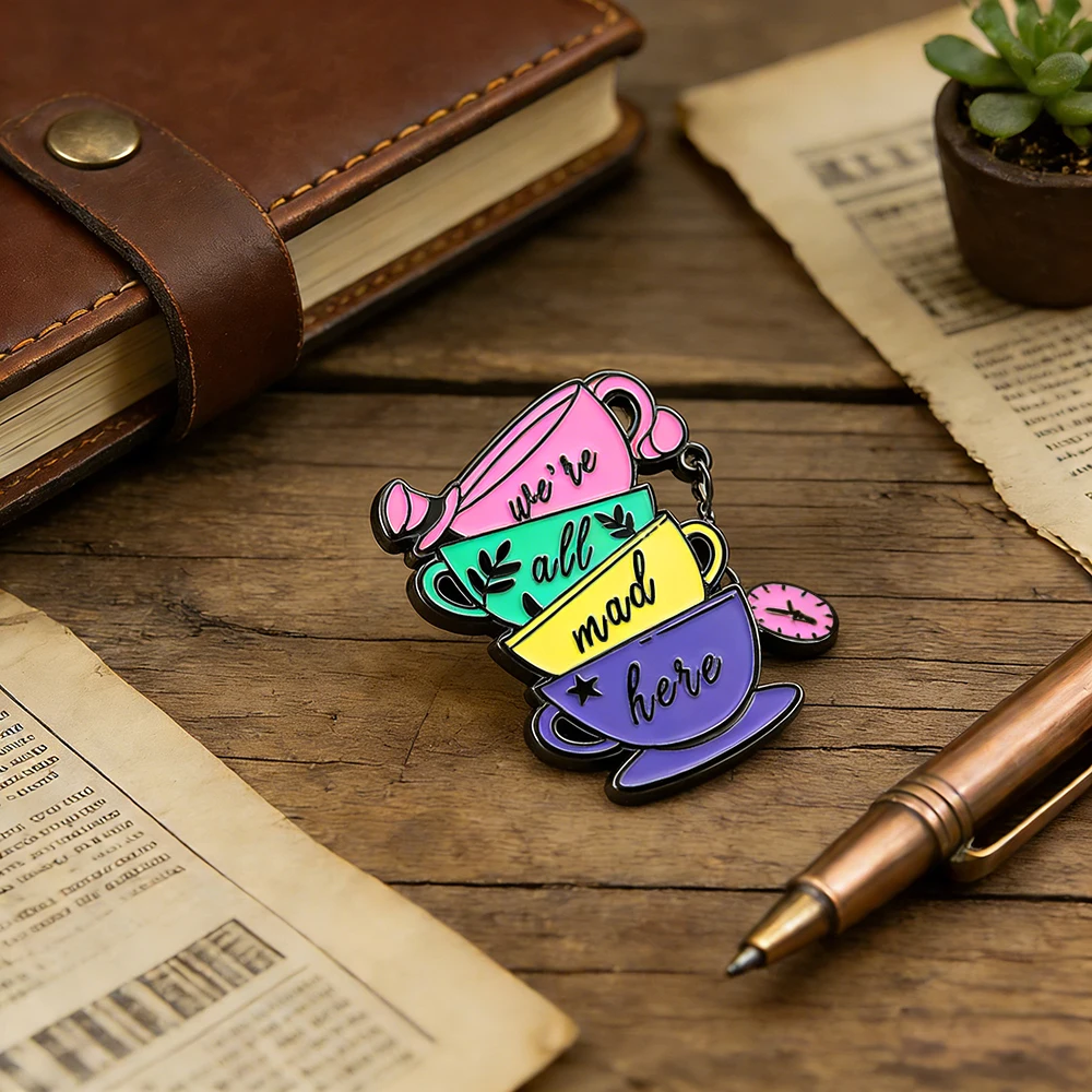 Wir sind alle verrückt hier Emaille-Pin, gestapelte Tassen, Taschenuhr-Anhänger, Brosche, Teeparty-Abzeichen, Geschenk für Prinzessinnen-Mädchen-Fans, Accessoire – Detail 5
