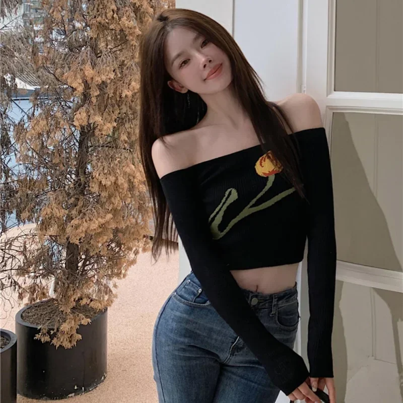 Atasan rajut pendek seksi musim gugur untuk wanita sweter ramping motif bunga antik jumper bahu terbuka lengan panjang seksi manis