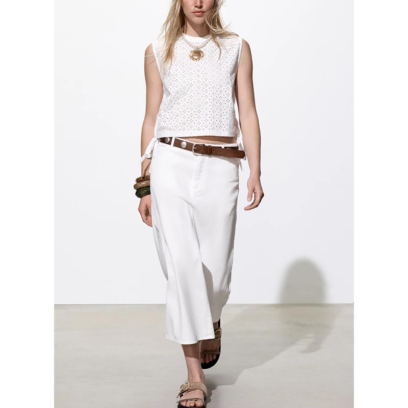 بلوزة نسائية صيفية وربيعية من القطن مطرزة ومفرغة بتصميم فراشة وعقدة عند الحافة، برقبة مستديرة وبدون أكمام، مريحة وفضفاضة