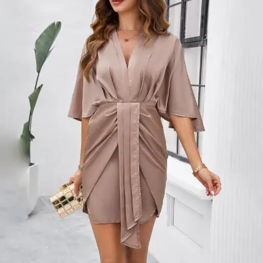 فستان صيفي جديد 2025 بلون سادة ورقبة على شكل حرف v بسيط غير منتظم للنساء فستان أنيق للتخسيس بلون سادة وخصر على شكل حرف a