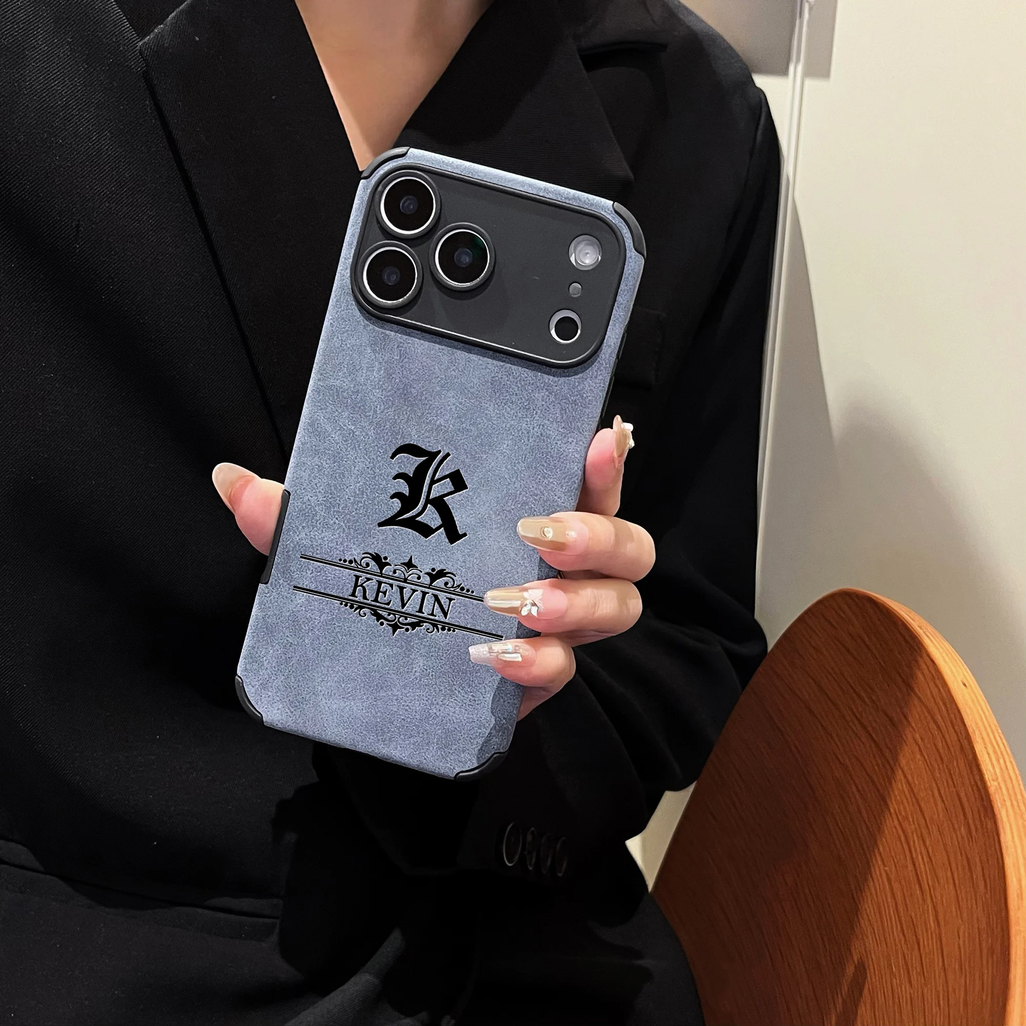 Individuelle Buchstaben DIY Name Gotisches Muster Kunstleder Handyhülle Geschenk für iPhone 18 17 16 15 14 13 12 11 Pro Max 17 Air Plus – Detail 7