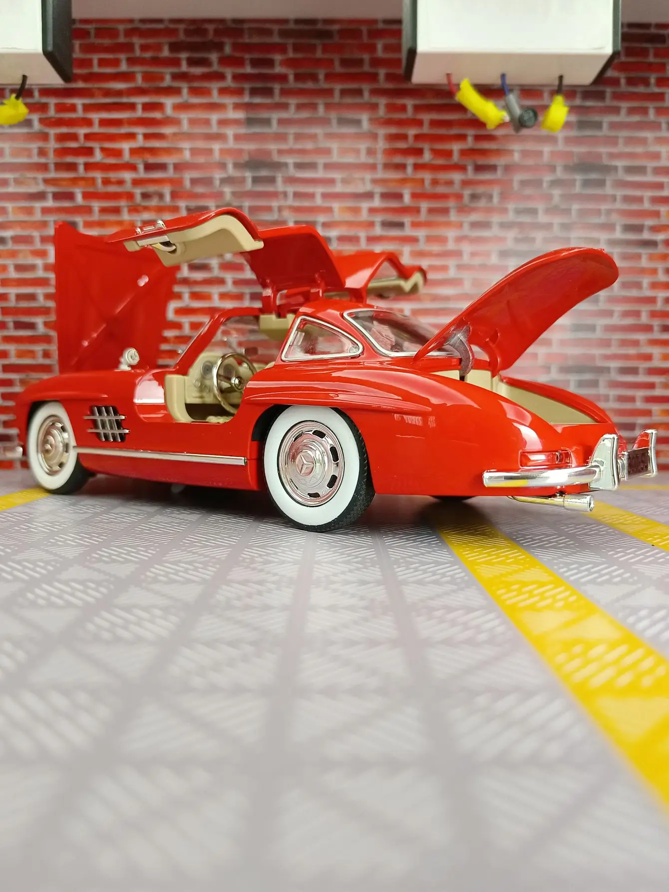 Modelo de coche de aleación 1:24 300SL, colección de adornos acústico-óptico, juguetes para niños, puerta se puede abrir, mano de obra fina