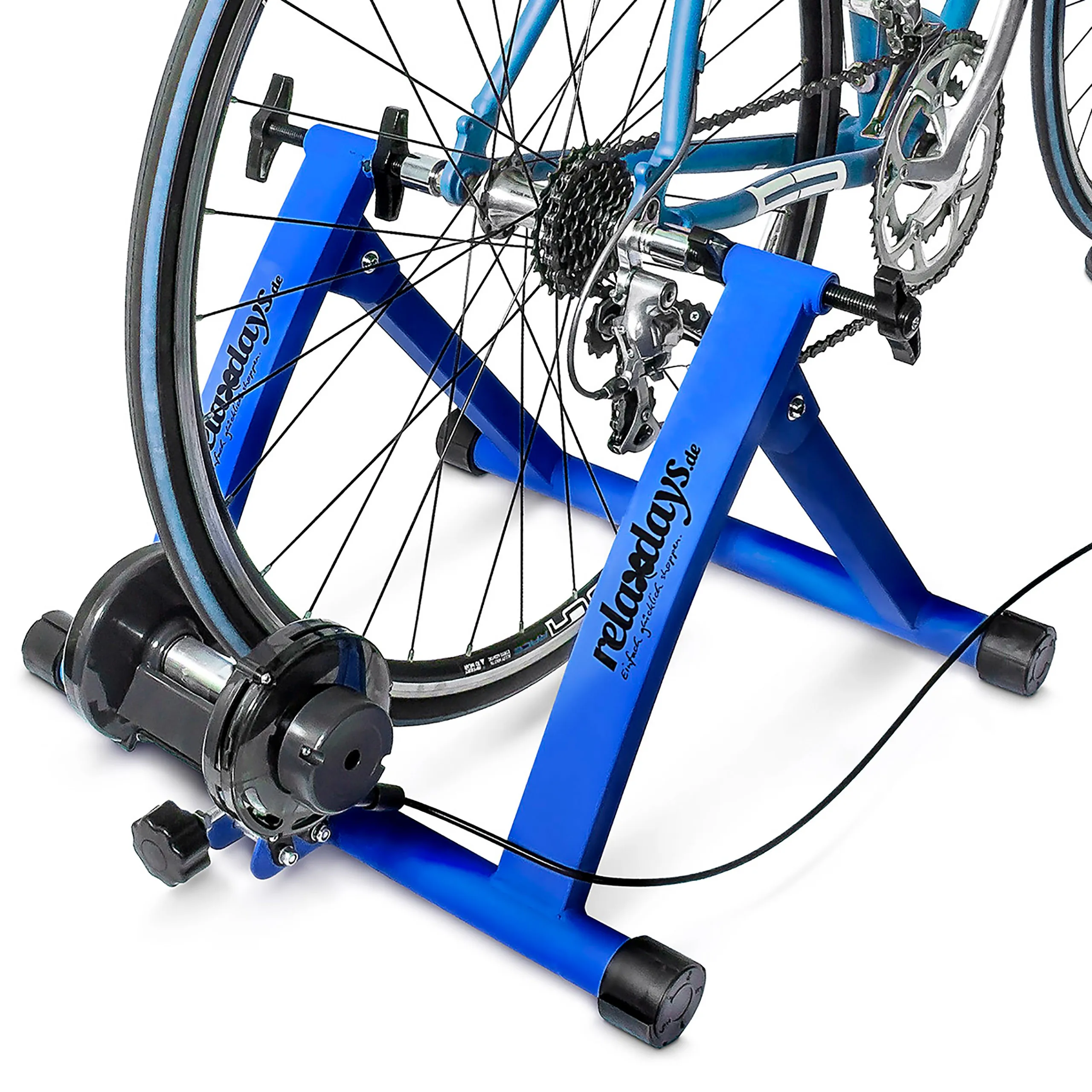 Il trainer a rulli include 6 impostazioni di velocità, è ideale per il ciclismo indoor, è realizzato in acciaio, di colore blu, adatto a biciclette con ruote da 26 a 28 pollici, supporta un peso fino
