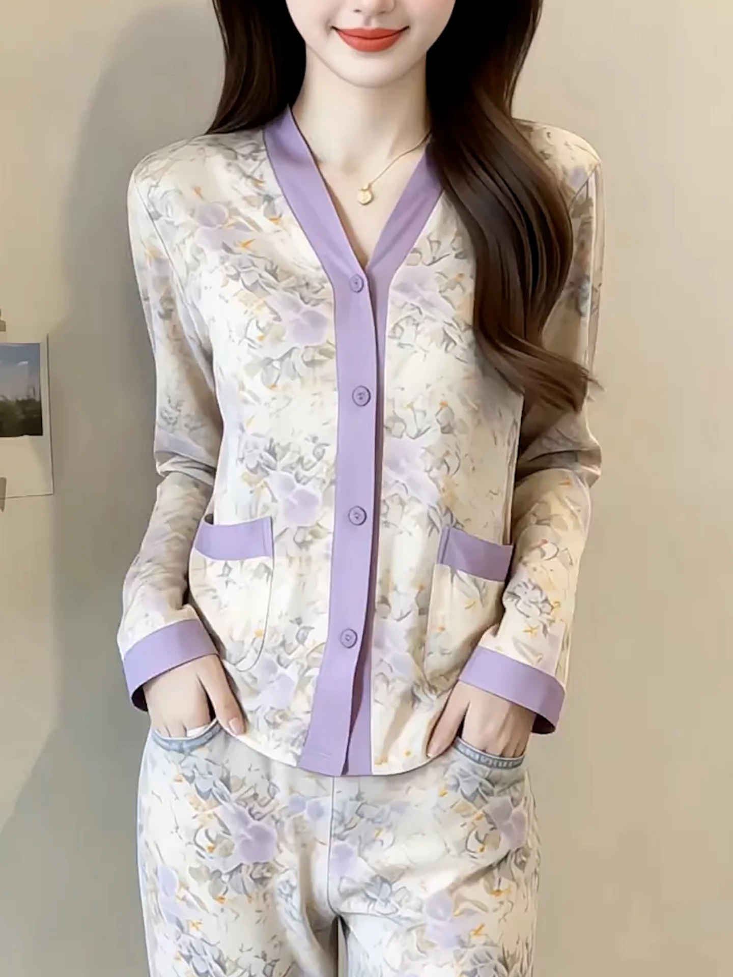 set-di-abbigliamento-da-notte-morbido-e-alla-moda-composto-da-pantaloni-lunghi-e-maglia-a-maniche-lunghe-ideale-per-la-casa-con-scollo-a-v-bottoni-sul-davanti-e-taglio-ampio-adatto-anche-per-l’uso-all’aperto
