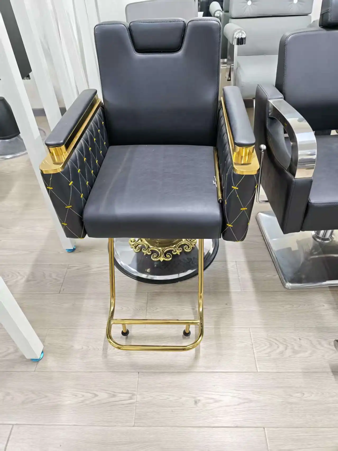 Leather Barber Chair Reclining Adjustable Heavy-Duty Hydraulic Pump Modern Design Stylish Men's Slicked-Back Barber Shop