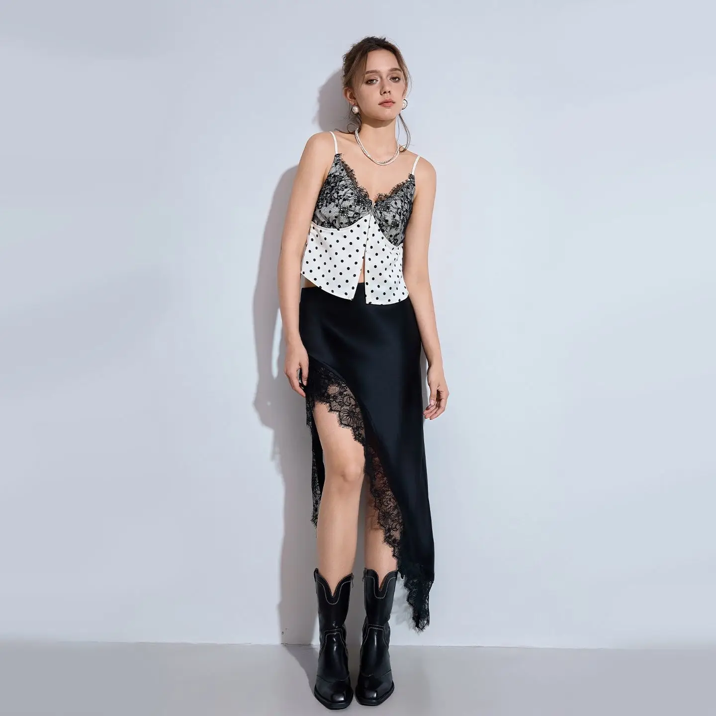 Spódnica damska w stylu francuskim na jesień 2025, z koronkowymi wstawkami, jednolita, o kroju litery A, modna, asymetryczna, z wysokim stanem, odzież damska.