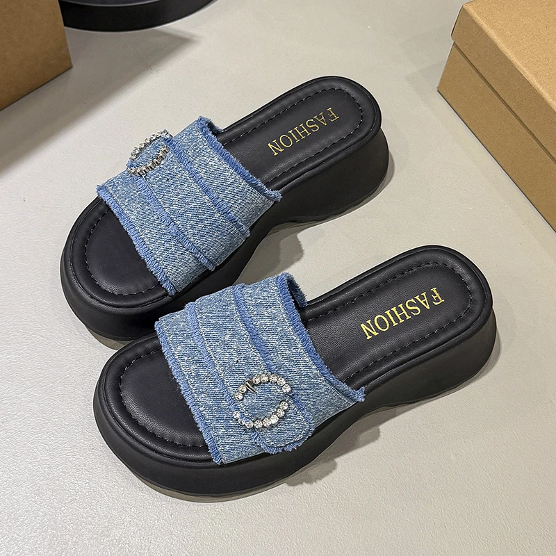 

Новые женские шлепанцы на платформе для лета 2026 года, увеличивающие рост, модные пляжные сандалии и шлепанцы под юбку