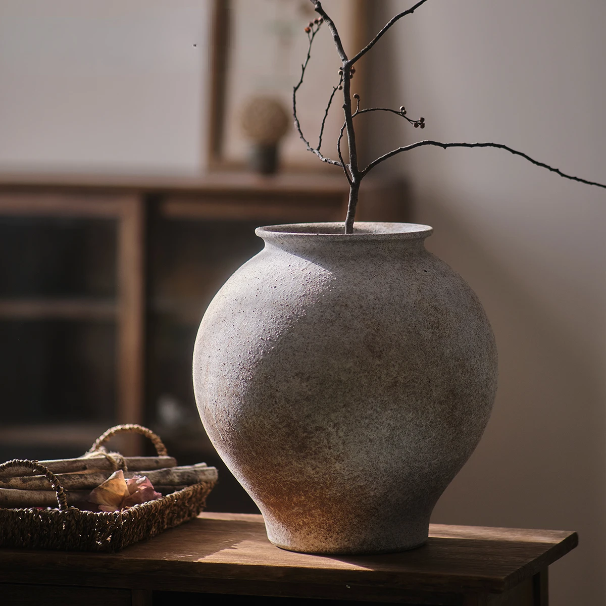 

Chinese-style ceramic vases are retro and lonely. Handmade pottery pots are decorated in the living room by homestay. Dry flower