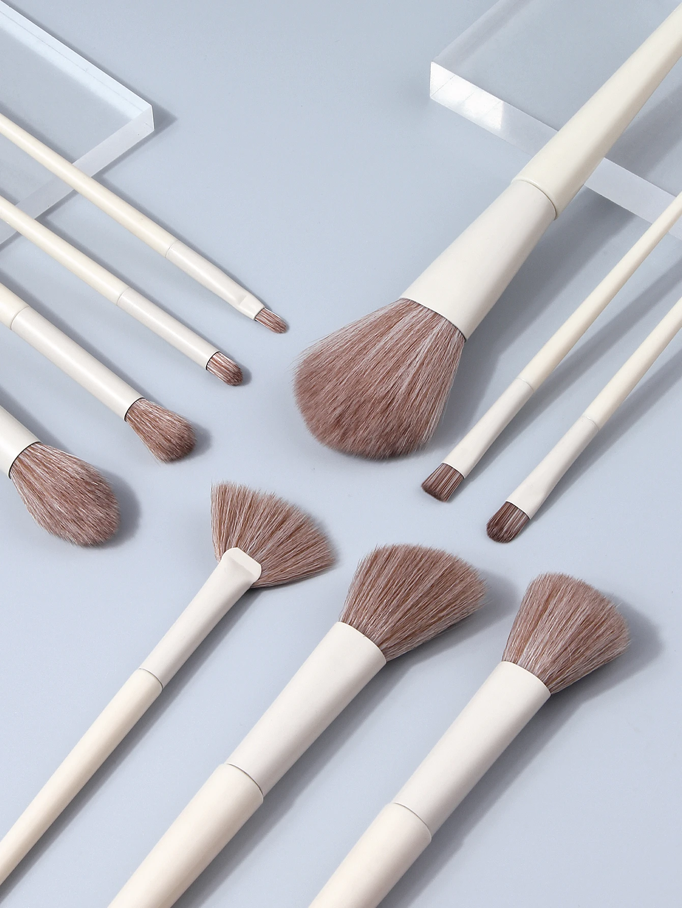 مجموعة فرش مكياج مكونة من 10 قطع مع دلو تخزين، وفرش تفاصيل ظلال العيون وأحمر الخدود، وأدوات تجميل محمولة للسفر للمبتدئين