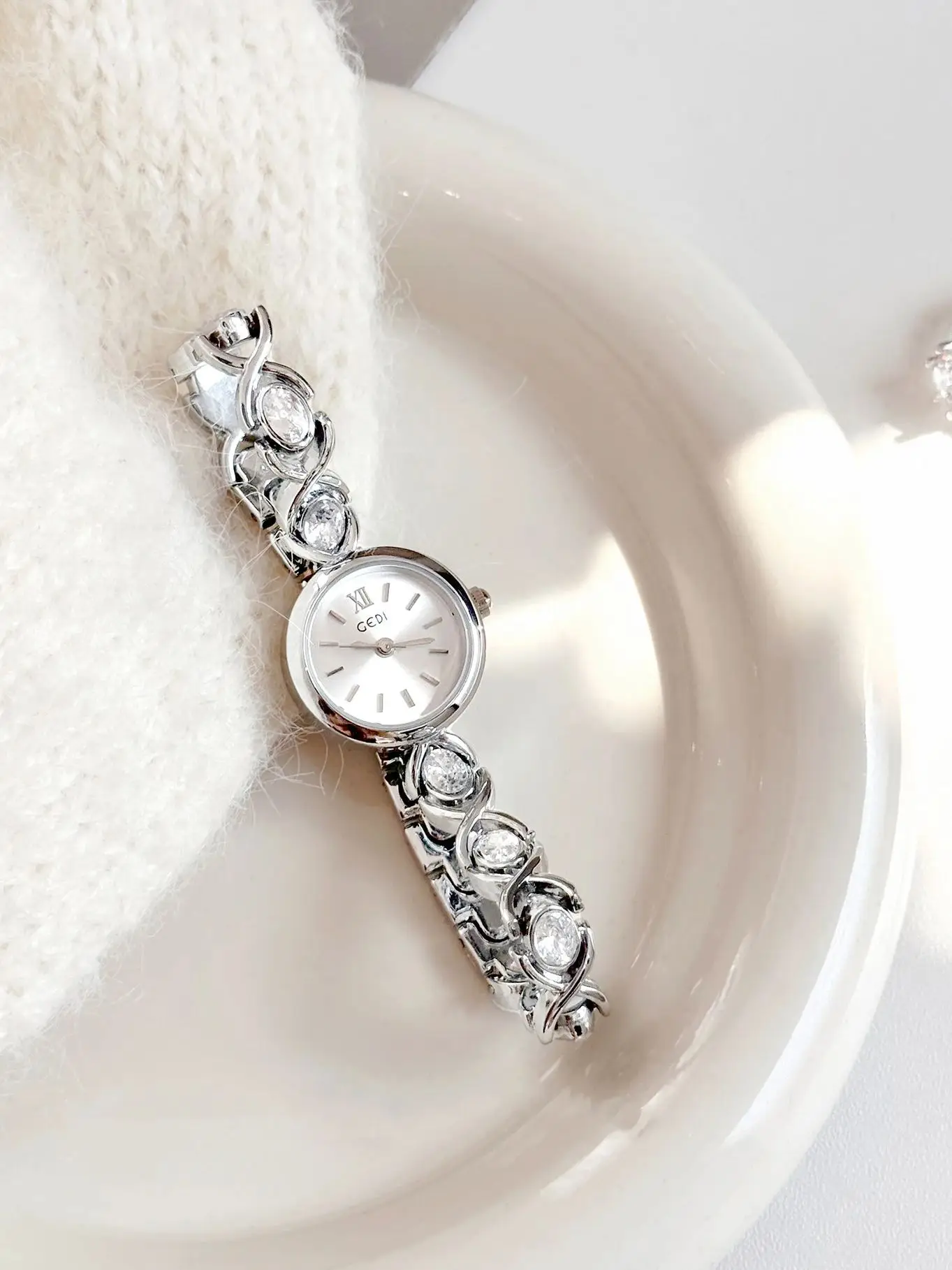 Light Luxury Women's  Watch Round Vintage Gemstone Bracelet Water-resistant Quartz Timepiece for Women Premium Accessory Gift
