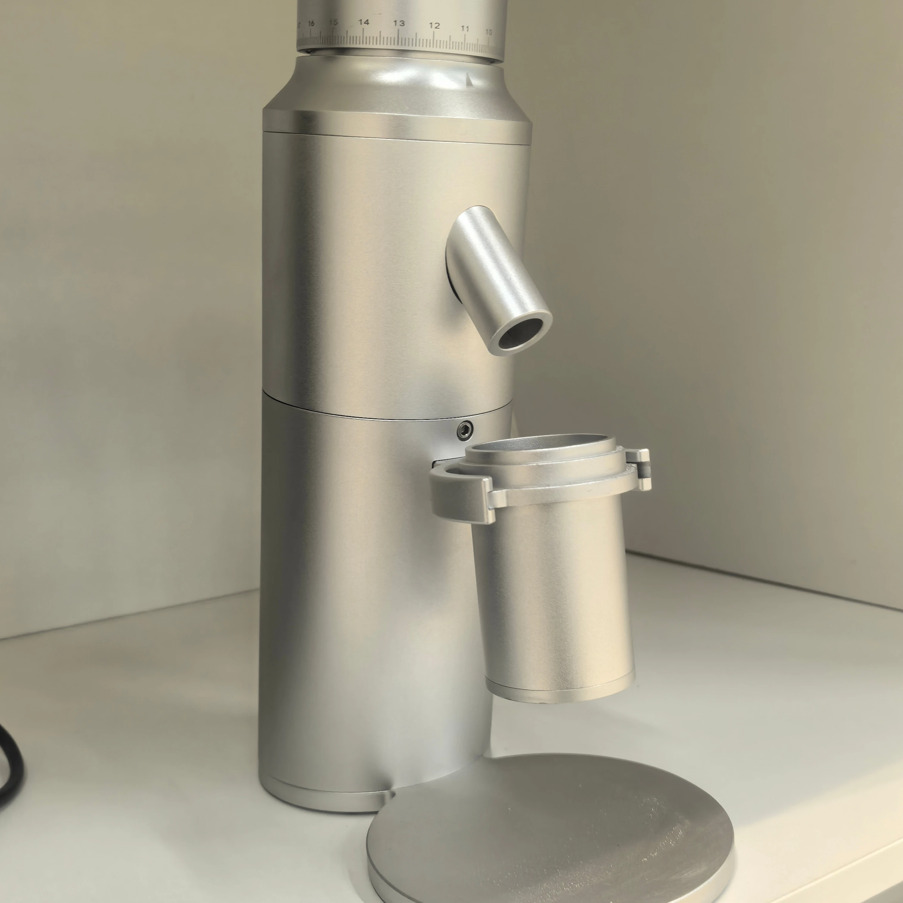 

Hot Sale Quiet Motor Single Dosing 64 Titanium Burr Electric Coffee Grinder With 7 Speeds Level