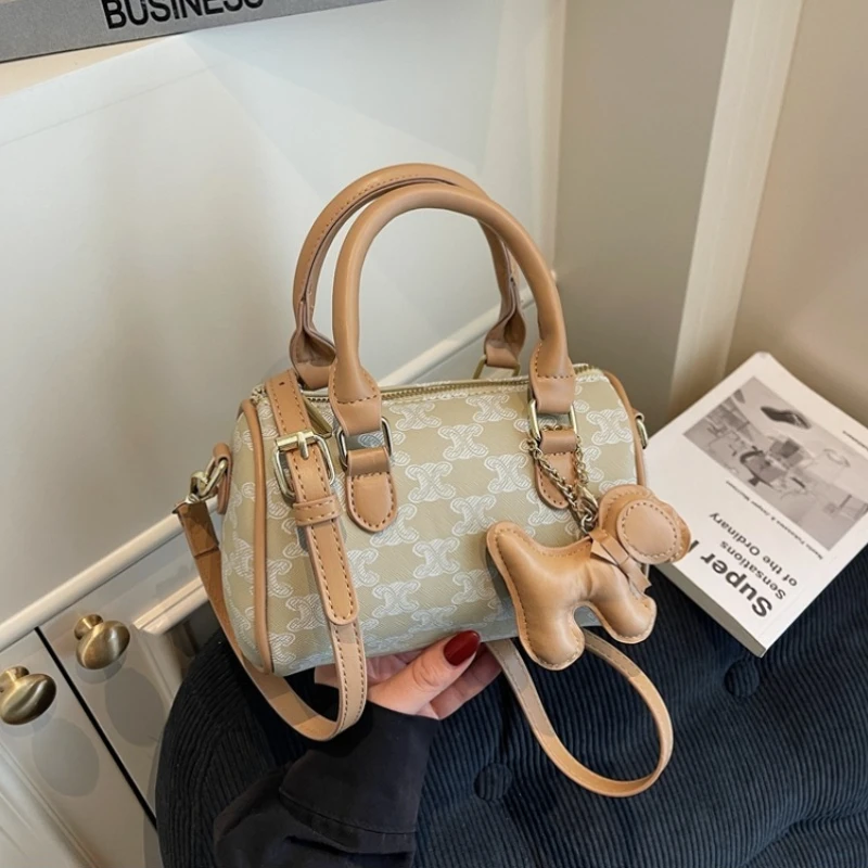 Сумка в геометрической рамке в стиле ар-деко с замысловатым гравированным замком. Эффектная деталь для изысканных вечеров и культурных прогулок.