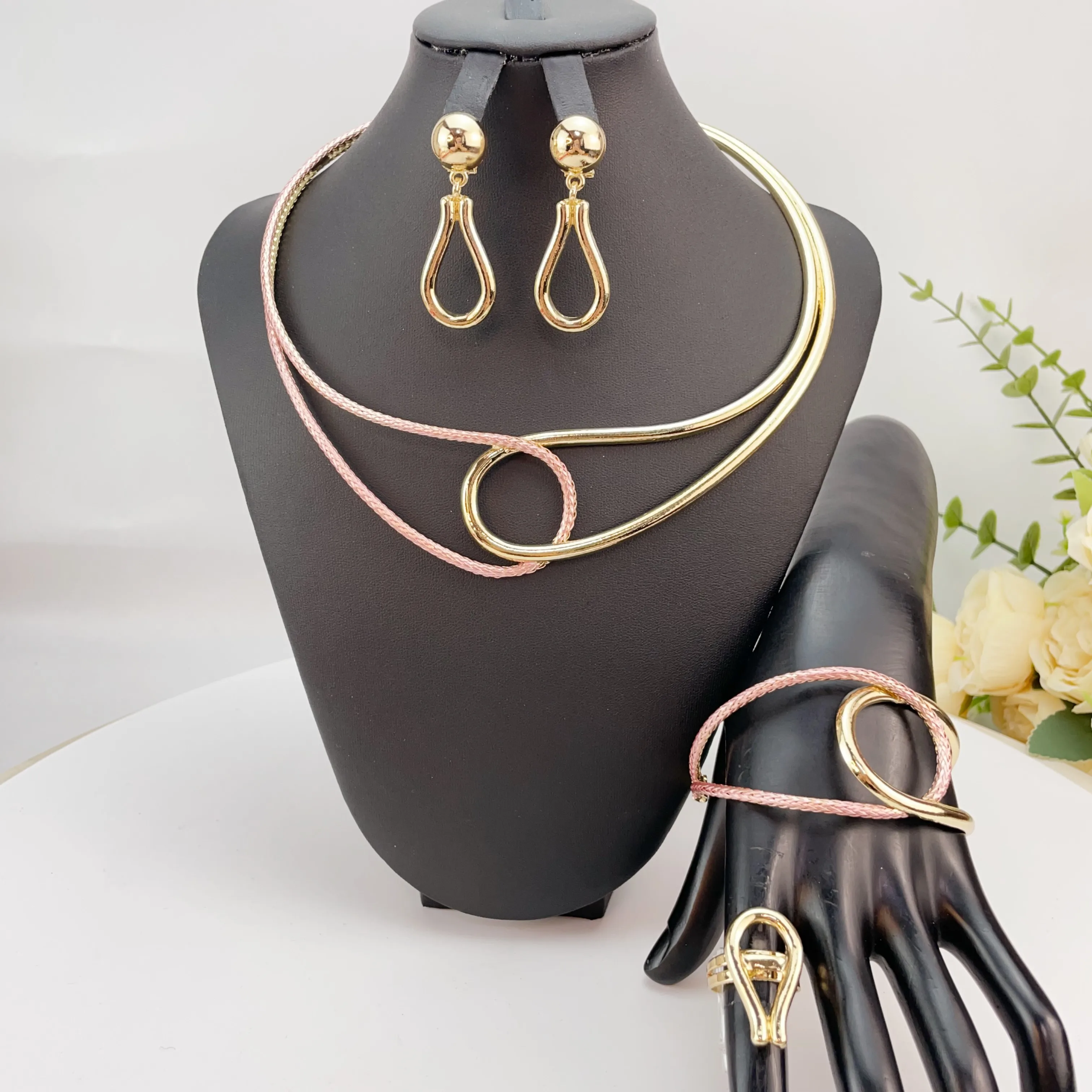 Exquisite and fashionable high-end jewelry set, suitable for various parties, brides and weddings to wear FHK24878