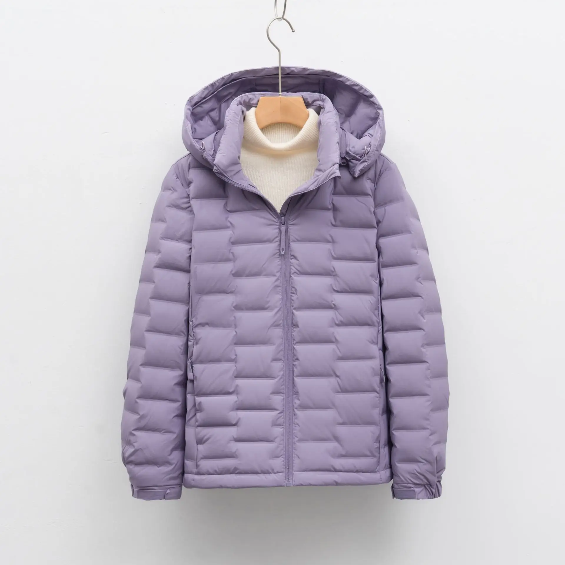 سترة قصيرة مقنعين للارتداء في الهواء الطلق. مملوء بمعايير جديدة بنسبة 90% للدفء المتنقل خفيف الوزن والمتنقل في الطقس البارد.