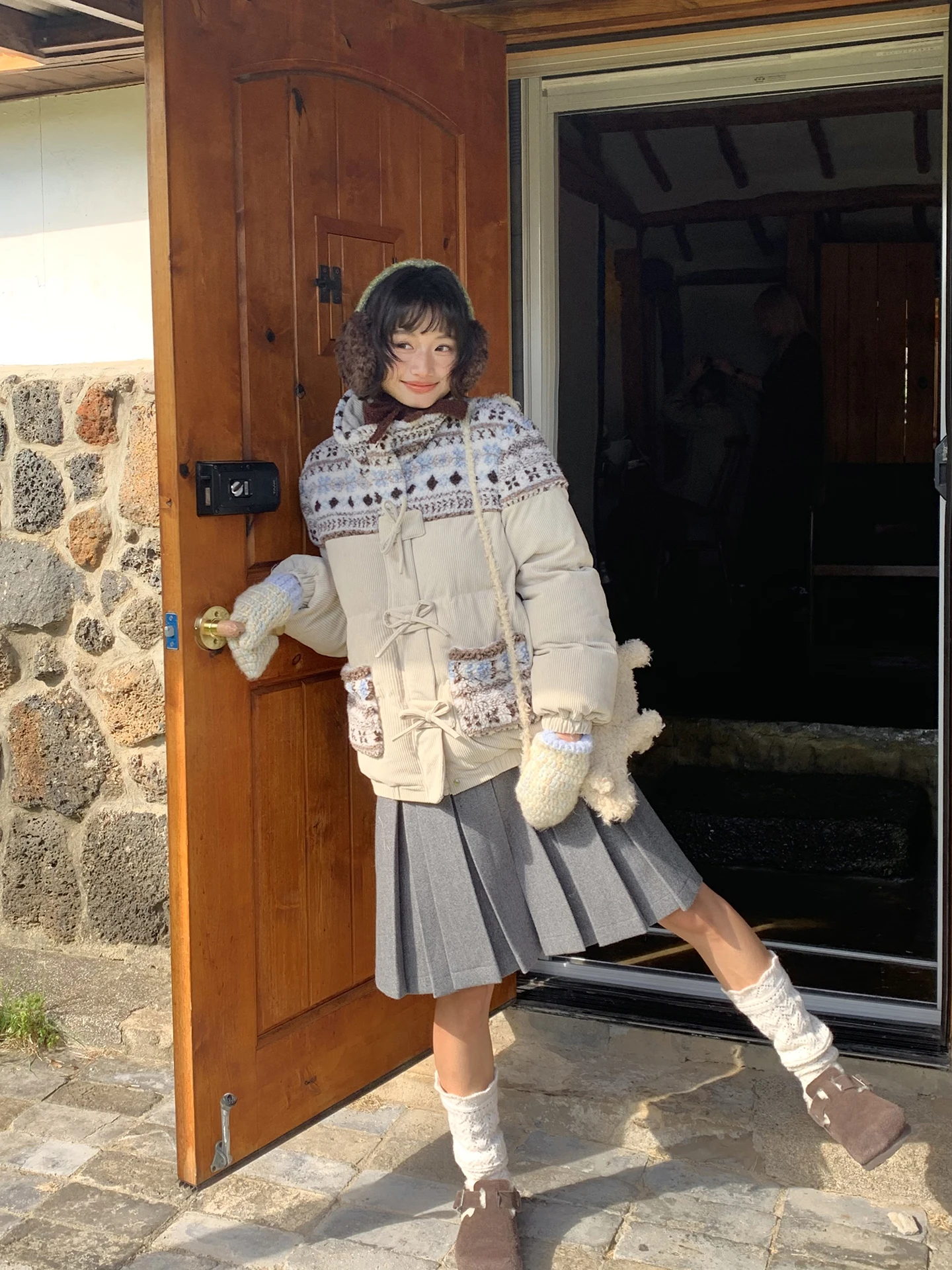 

Женская пуховая куртка с геометрическим узором, из вельветовой ткани, с отделкой из овечьего меха, теплая, с воротником-стойкой, на молнии, модная.