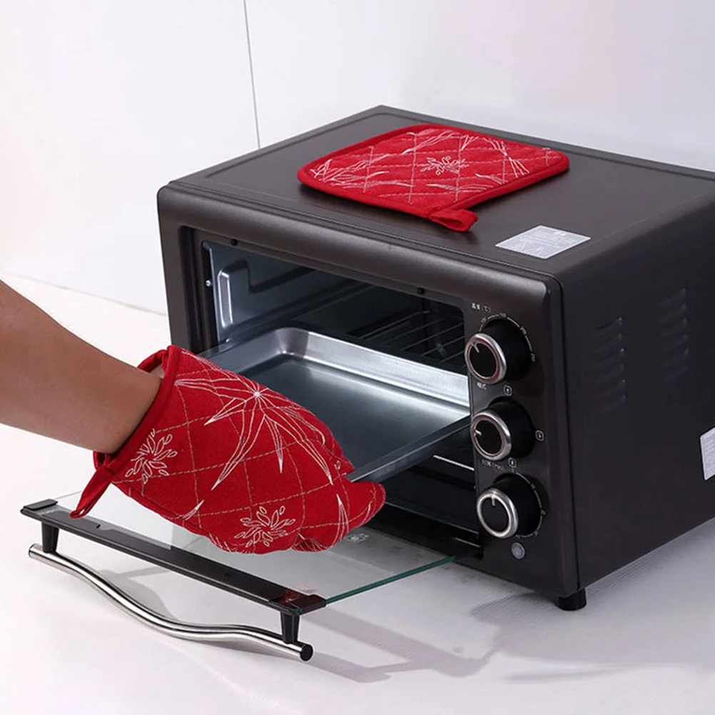 

2Sets Microwave Oven Gloves Heat Resistant Non-Slip Insulation Pads Christmas Pattern Kitchen Baking Cooking Mitts