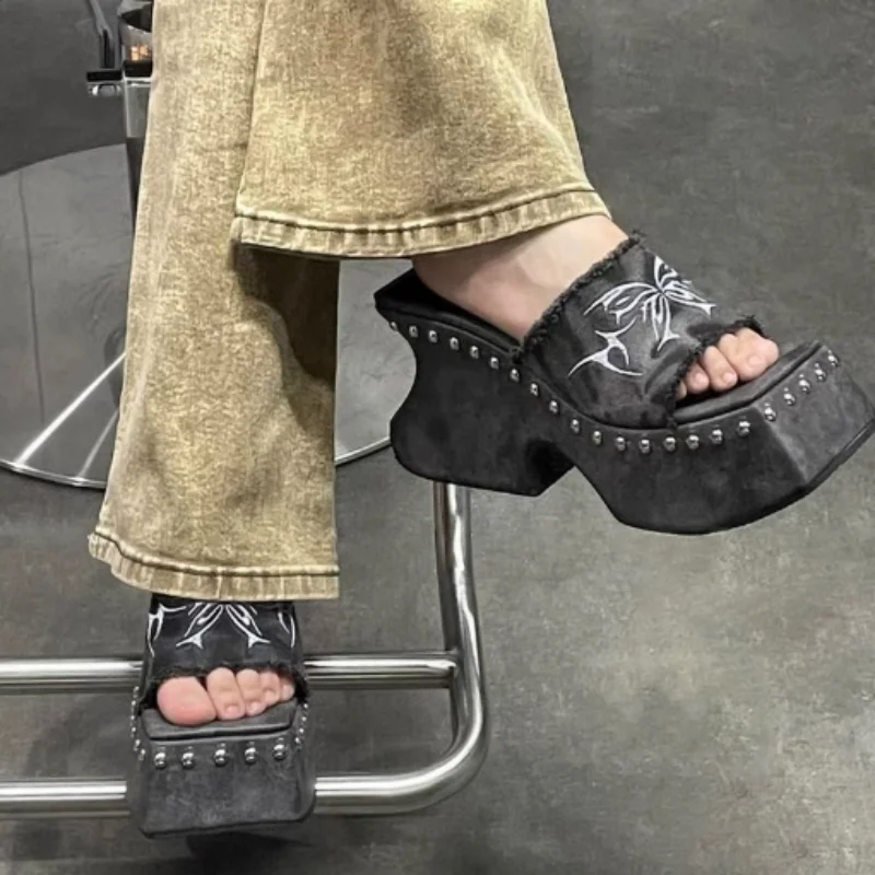 

New Height Enhancing Sandals Rivet High Heel Shoes Outdoor Comfortable Casual Shoes Butterfly Embroidered High Heel Slippers Wom