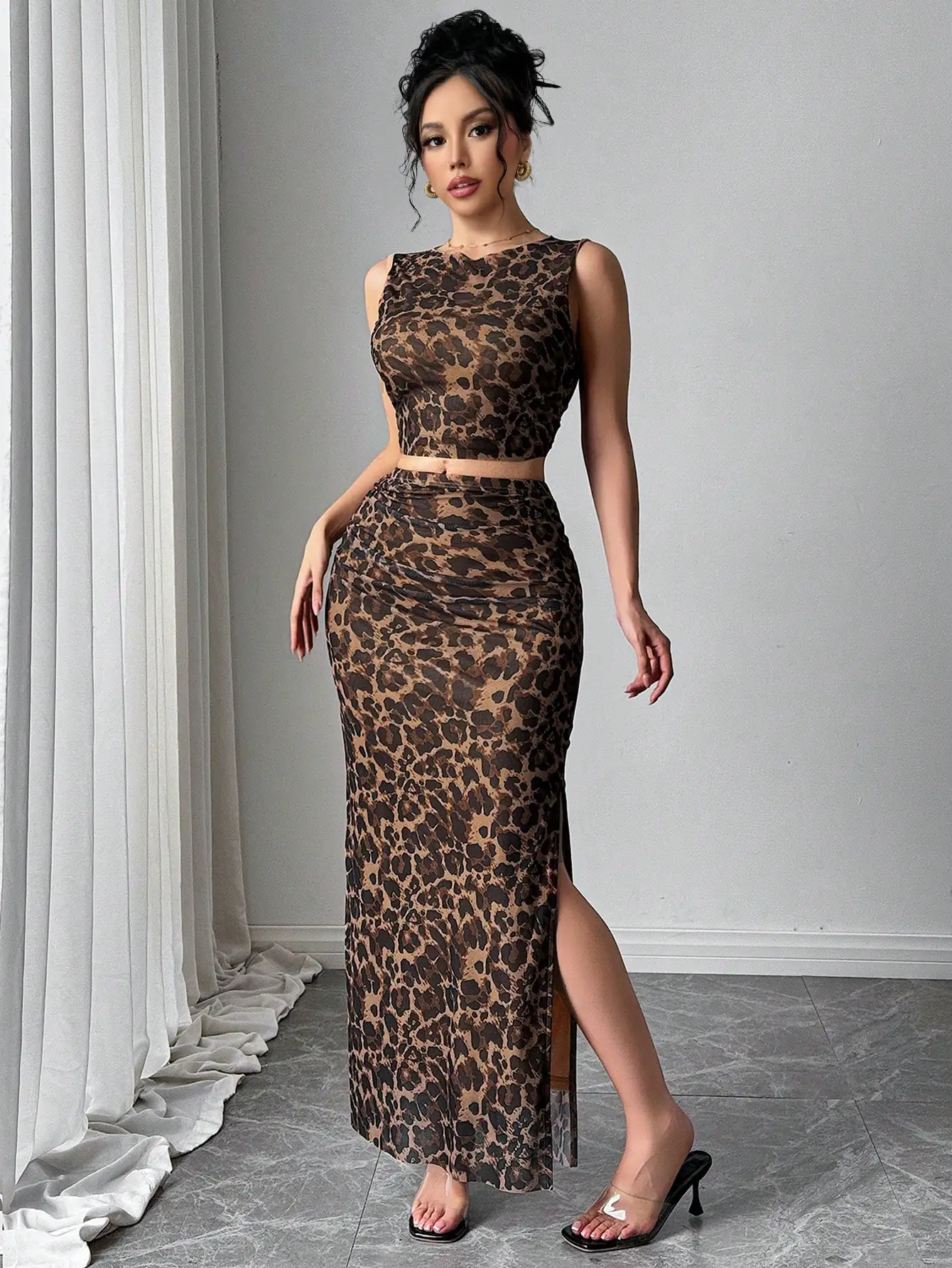 Top corto senza maniche con stampa leopardata da donna e gonna lunga a vita alta, set da 2 pezzi per la notte fuori