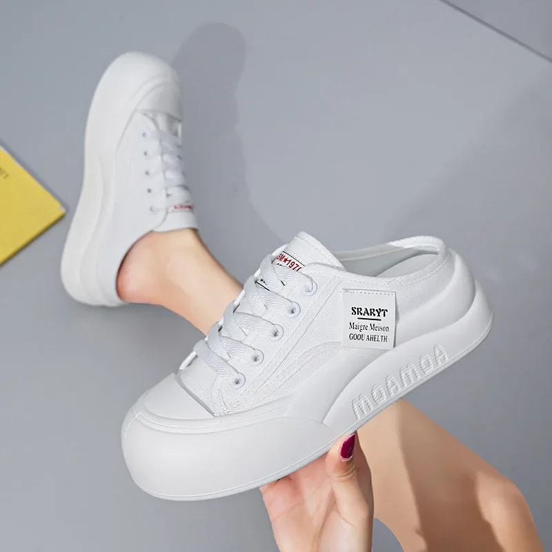 Novedad de verano, zapatos blancos de media caña para mujer, transpirables, aumento de altura para estudiantes, fotografía callejera de ocio