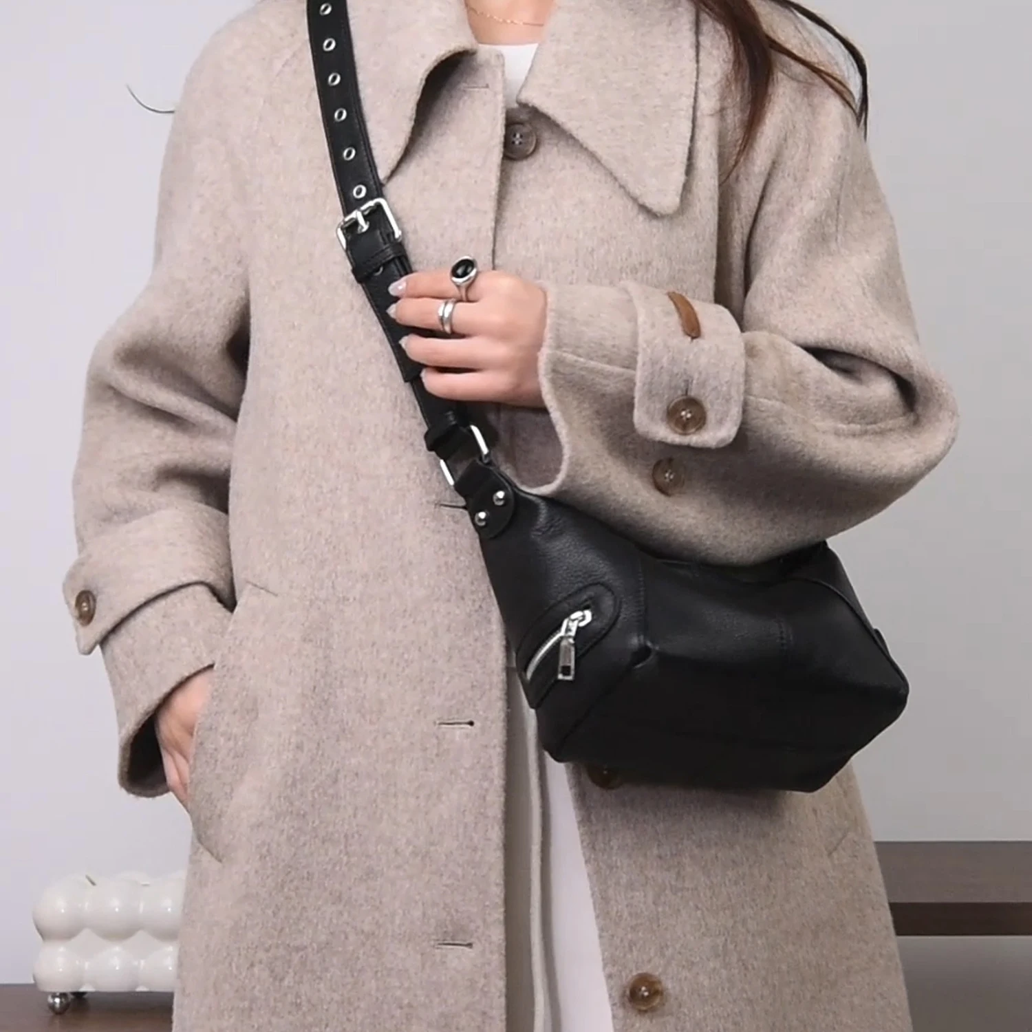 

Women's Genuine Leather Shoulder Bag Minimalist Underarm French Style Niche Fashion for Young Urban Dwellers