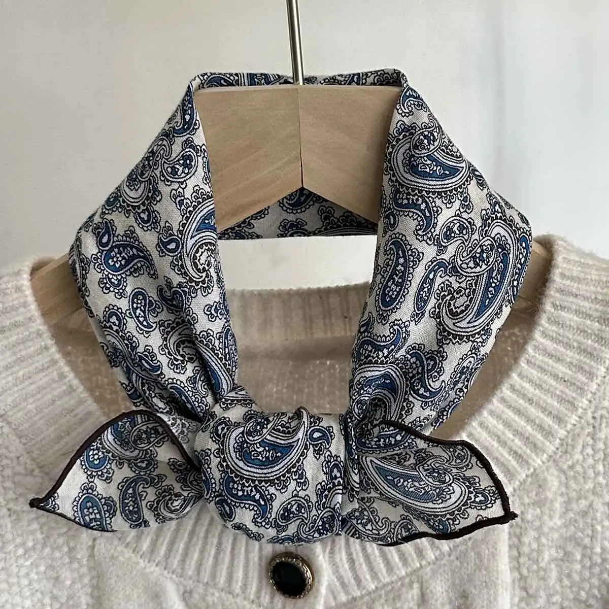 Frühling und Sommer, neues Modell, kleiner Seidenschal für Damen, kleiner, quadratischer Schal im Bohème-Stil, Kopftuch, vielseitiger Schal mit Blumenmuster im europäischen und amerikanischen Stil, 1 Stück. – Detail 9