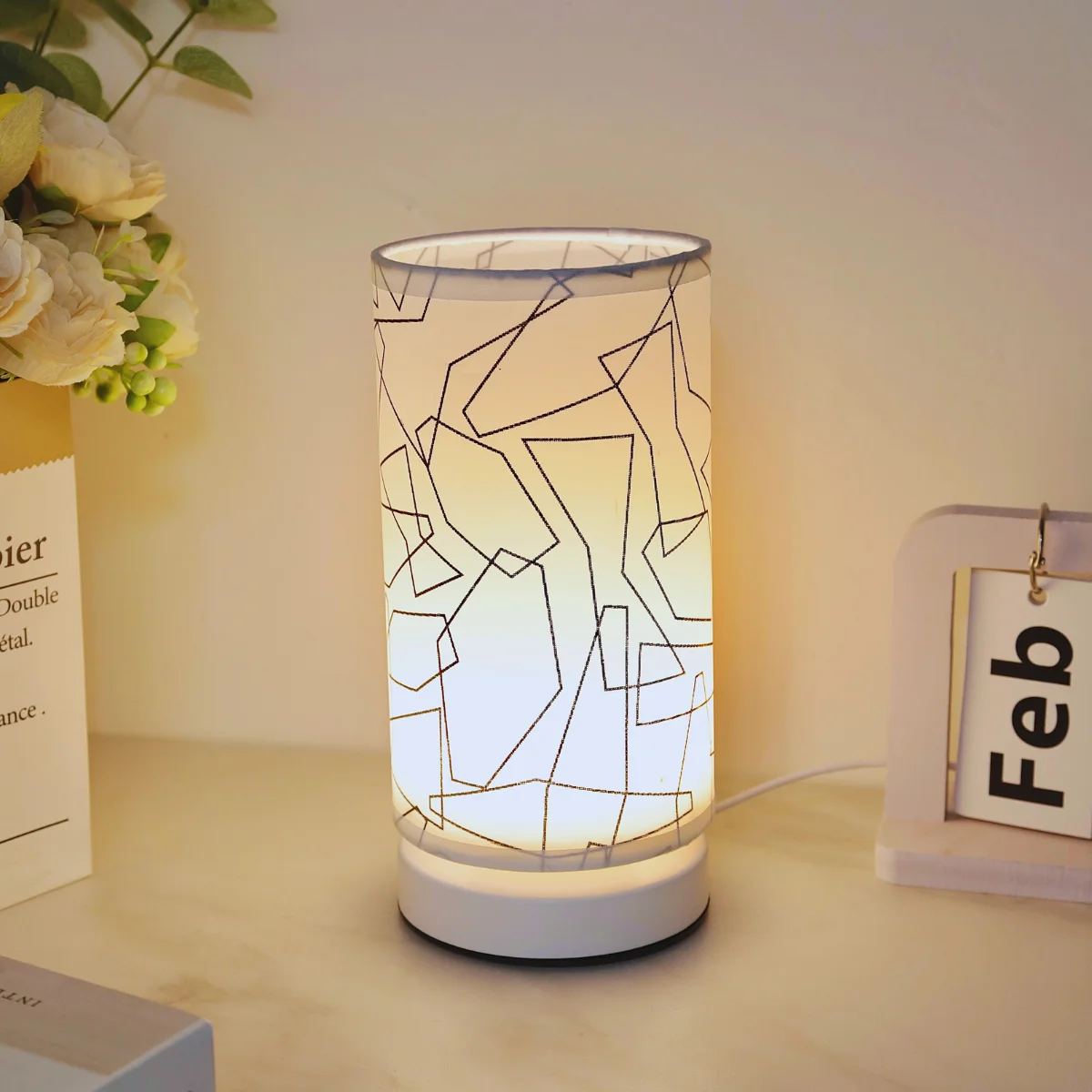 

Настольная лампа из ткани USB, подходит для спальни, офиса, прикроватной тумбочки, книжной полки и украшения гостиной.