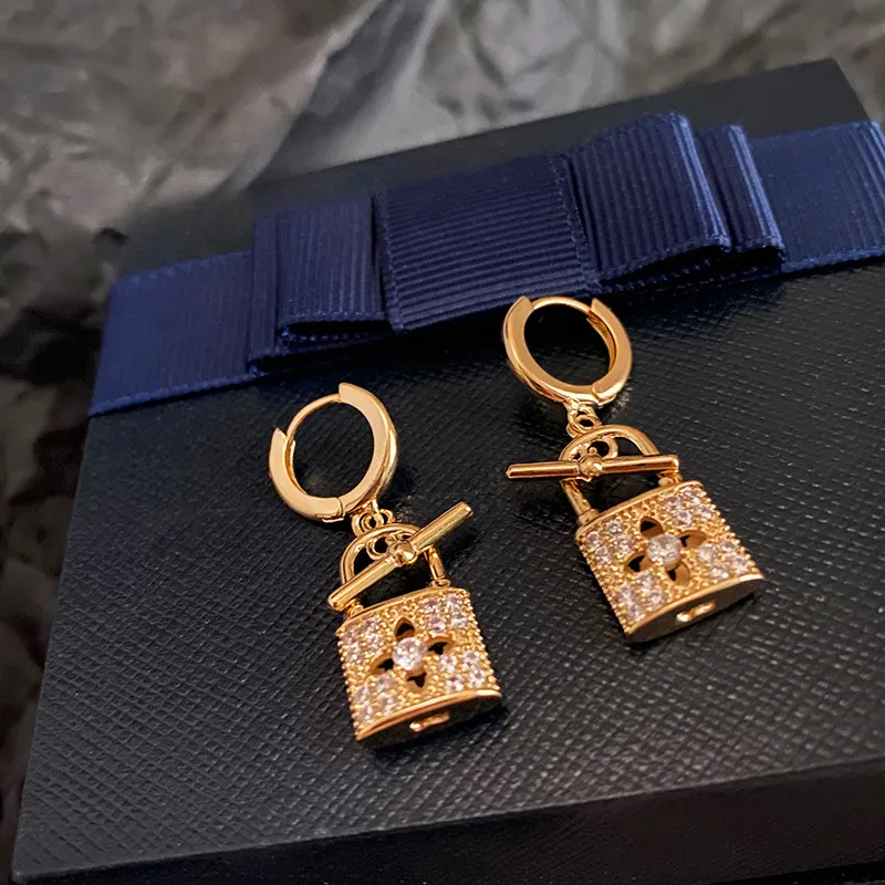 

Simple fashion exquisite temperament lock earrings