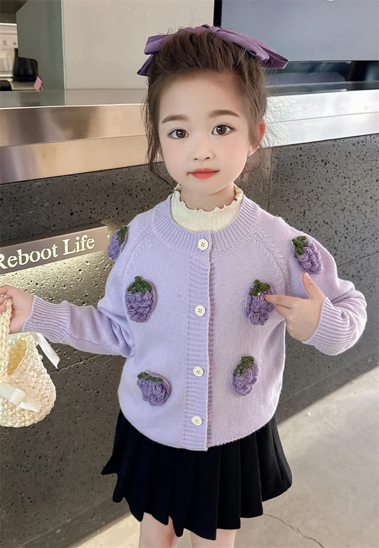 Niedliche Baby-Mädchenkleidung, Herbst-Oberbekleidung, Kinder-Strickjacke in Hellviolett mit Erdbeer-Motiv, Pullover für Mädchen, violette Strickwaren – Detail 6