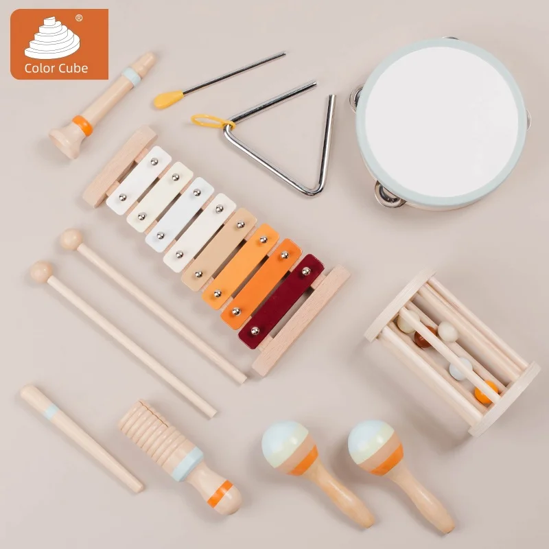 Drewniany zestaw instrumentów muzycznych zawiera ksylofon, bęben, shaker i inne. Dzieci będą się świetnie bawić, tworząc muzykę i uderzając w instrumenty.